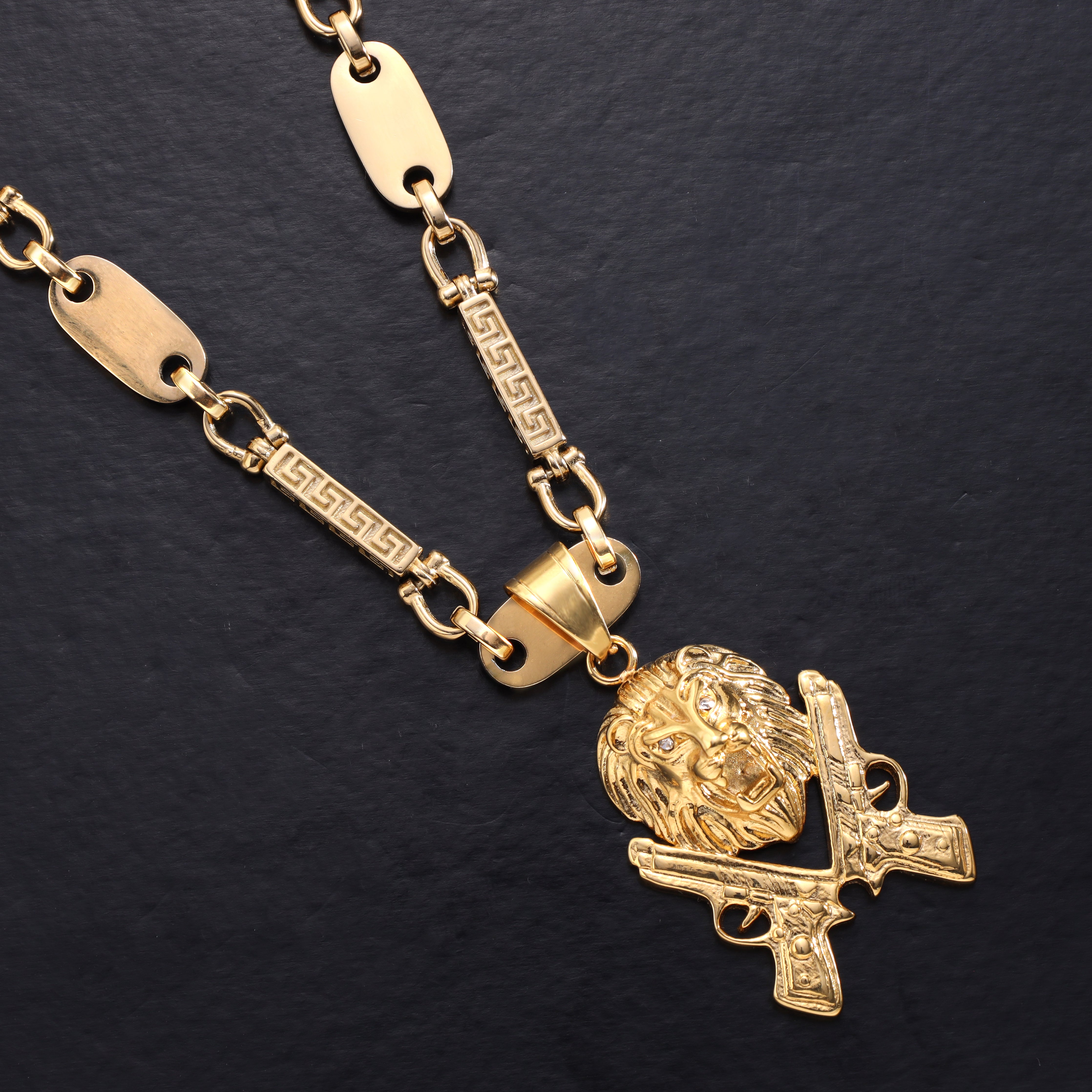 Löwe mit Pistolen Anhänger aus Edelstahl 18K vergoldet - Taipan Schmuck