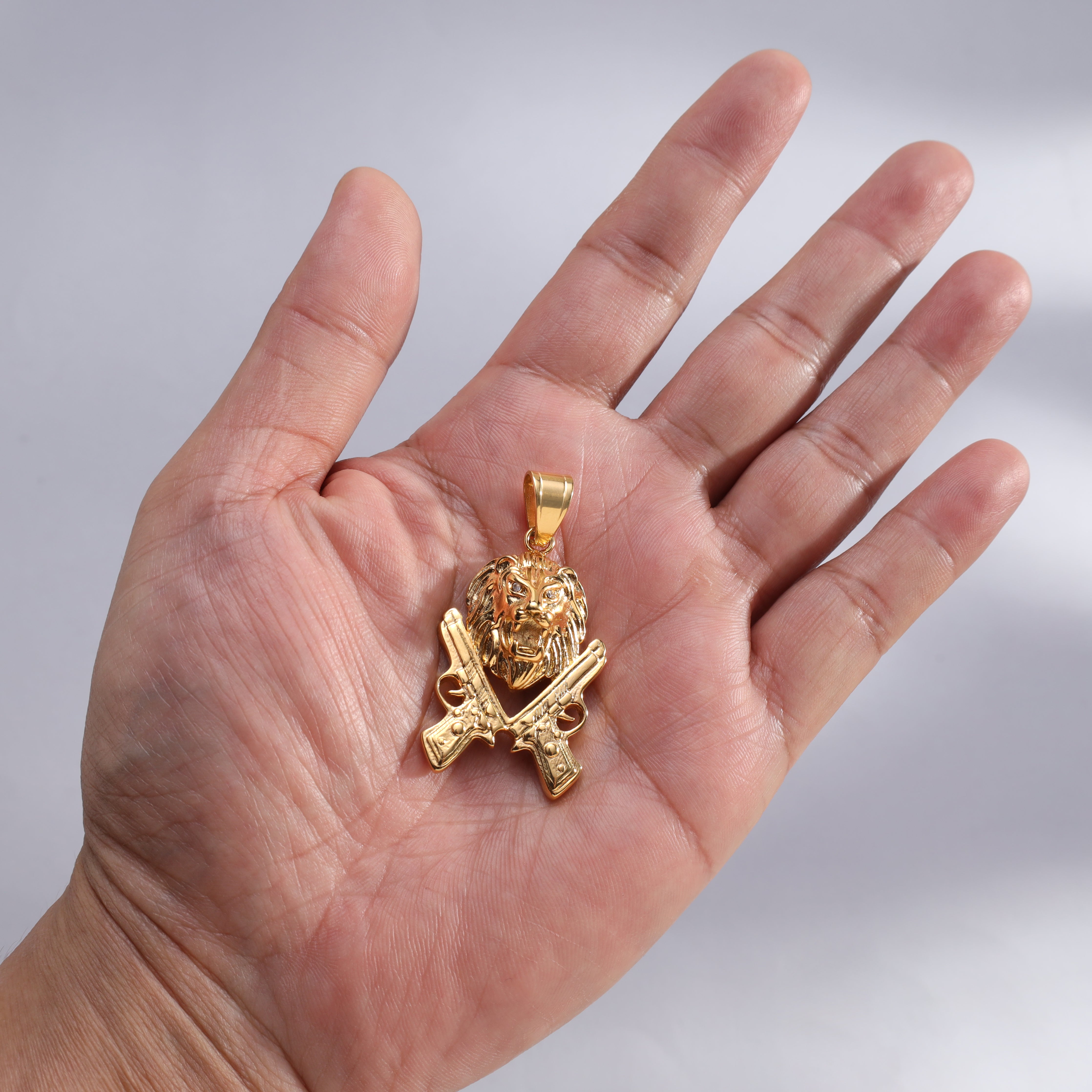 Löwe mit Pistolen Anhänger aus Edelstahl 18K vergoldet - Taipan Schmuck