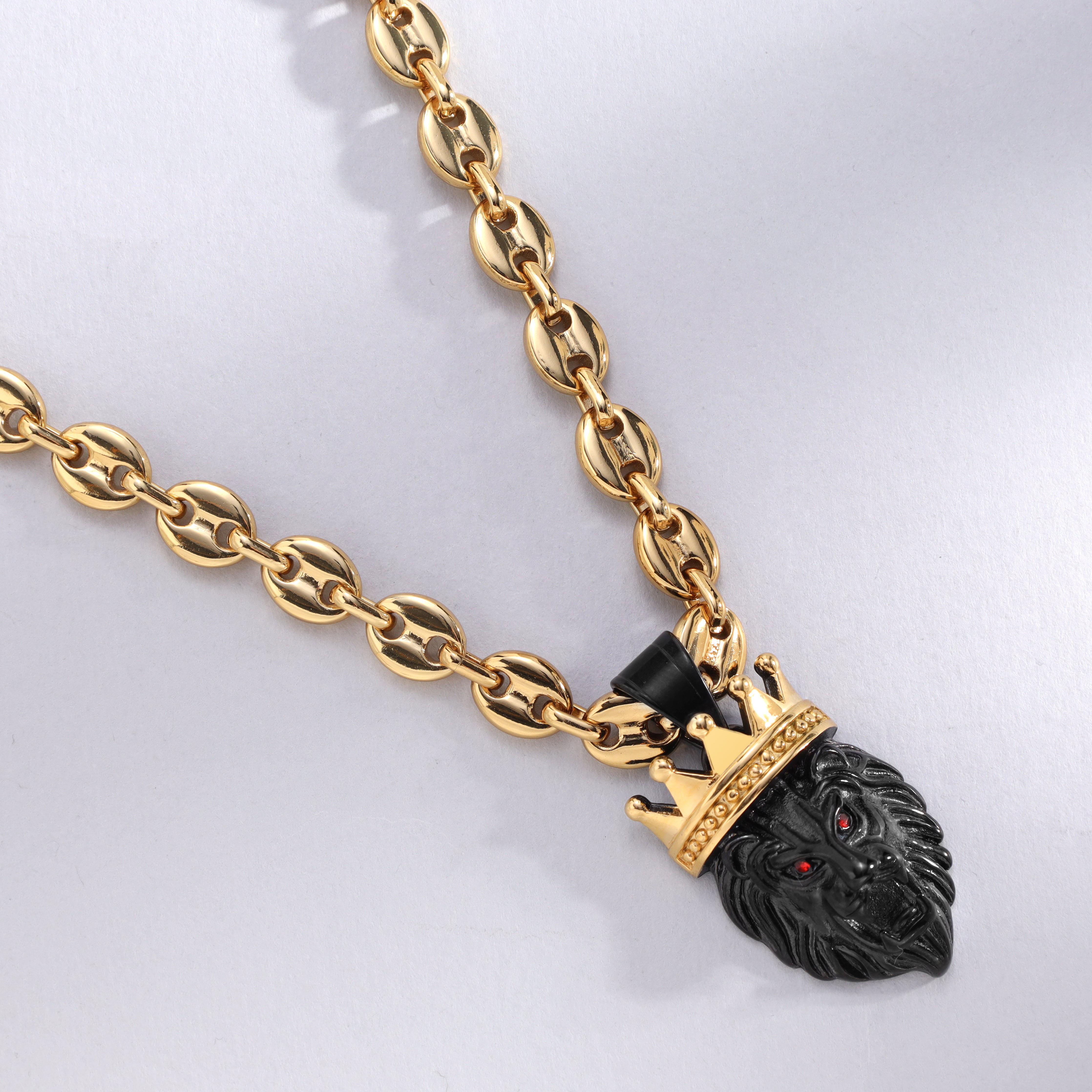 Schwarzer Löwe mit goldener Krone Anhänger aus Edelstahl 18K Vergoldet - Taipan Schmuck