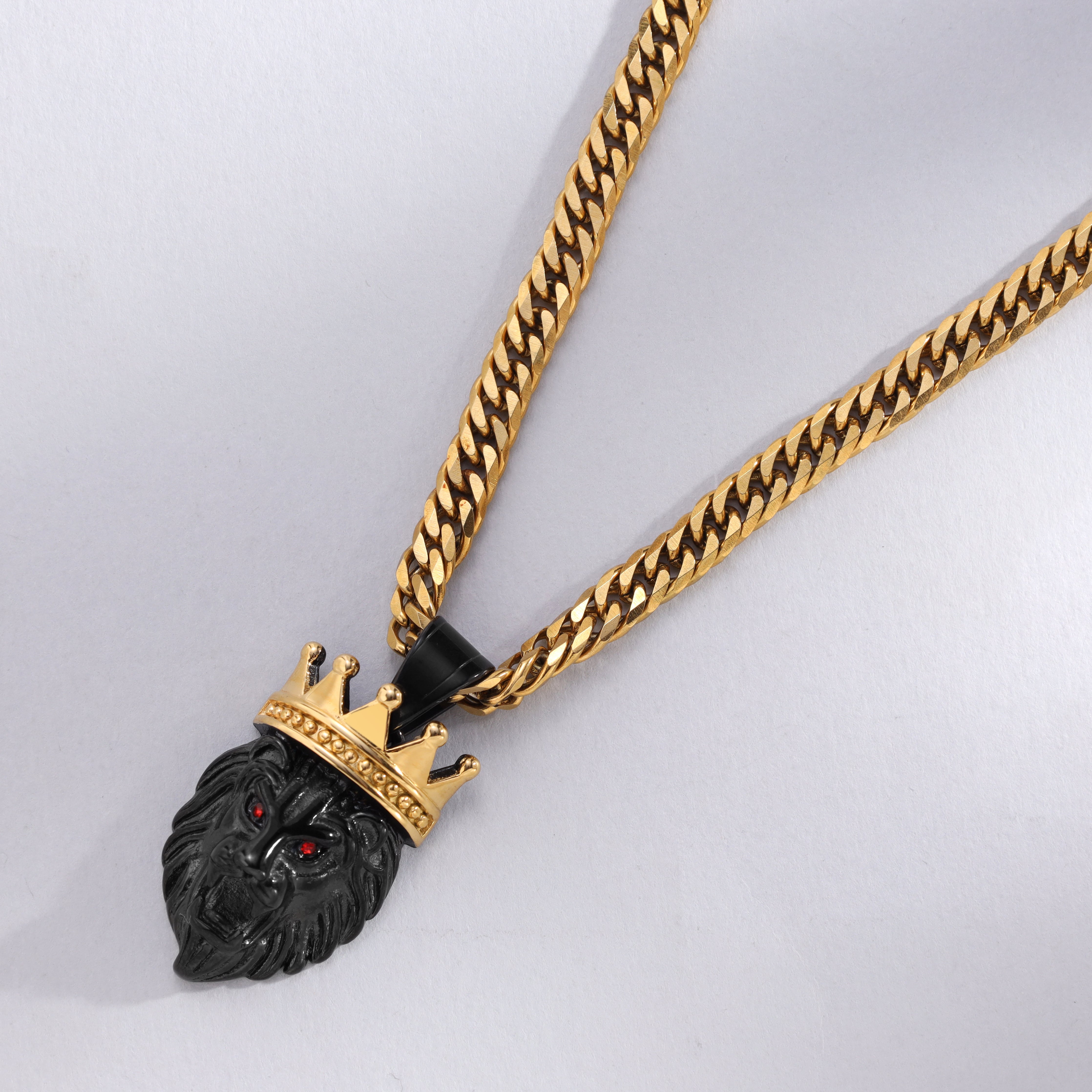 Schwarzer Löwe mit goldener Krone Anhänger aus Edelstahl 18K Vergoldet - Taipan Schmuck