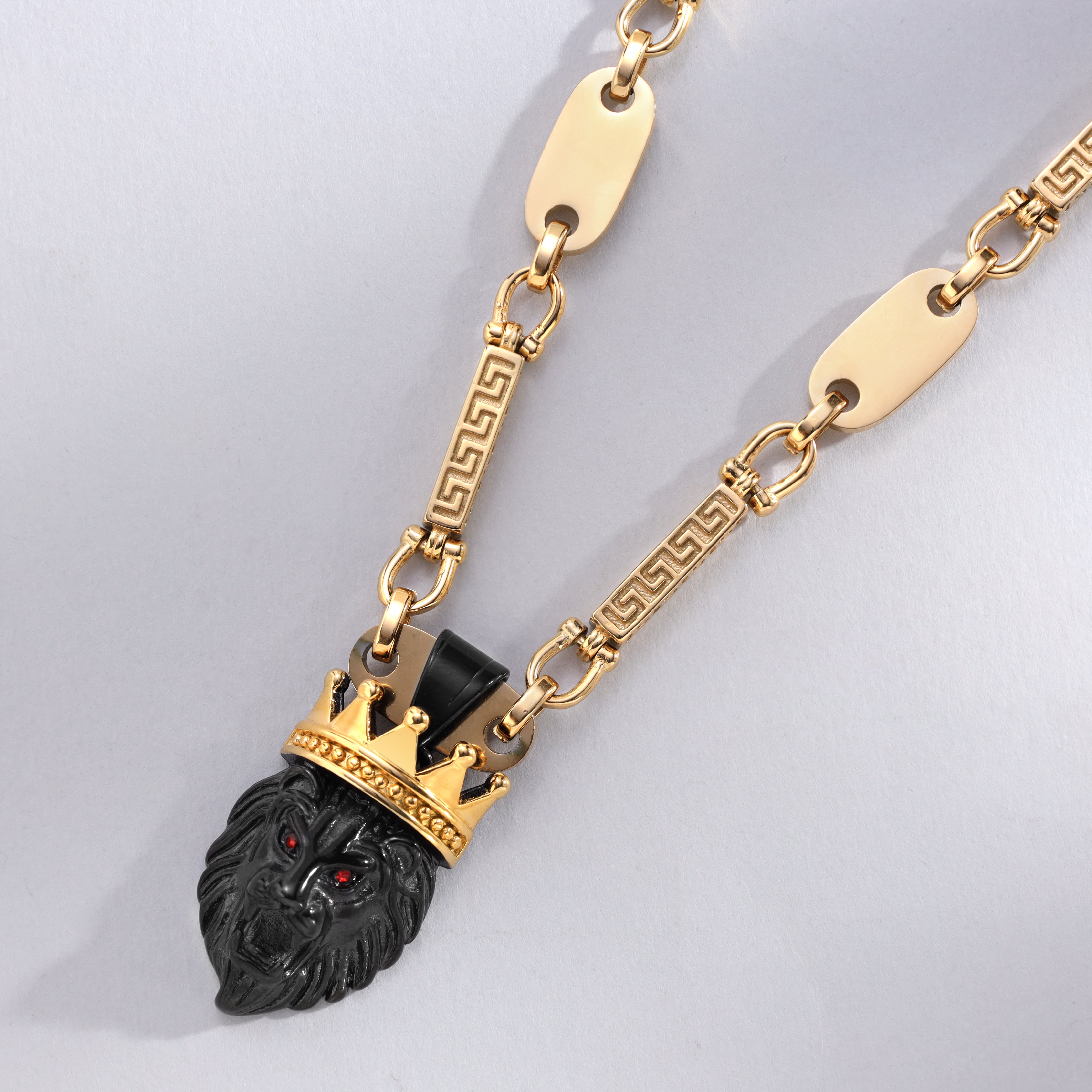 Schwarzer Löwe mit goldener Krone Anhänger aus Edelstahl 18K Vergoldet - Taipan Schmuck