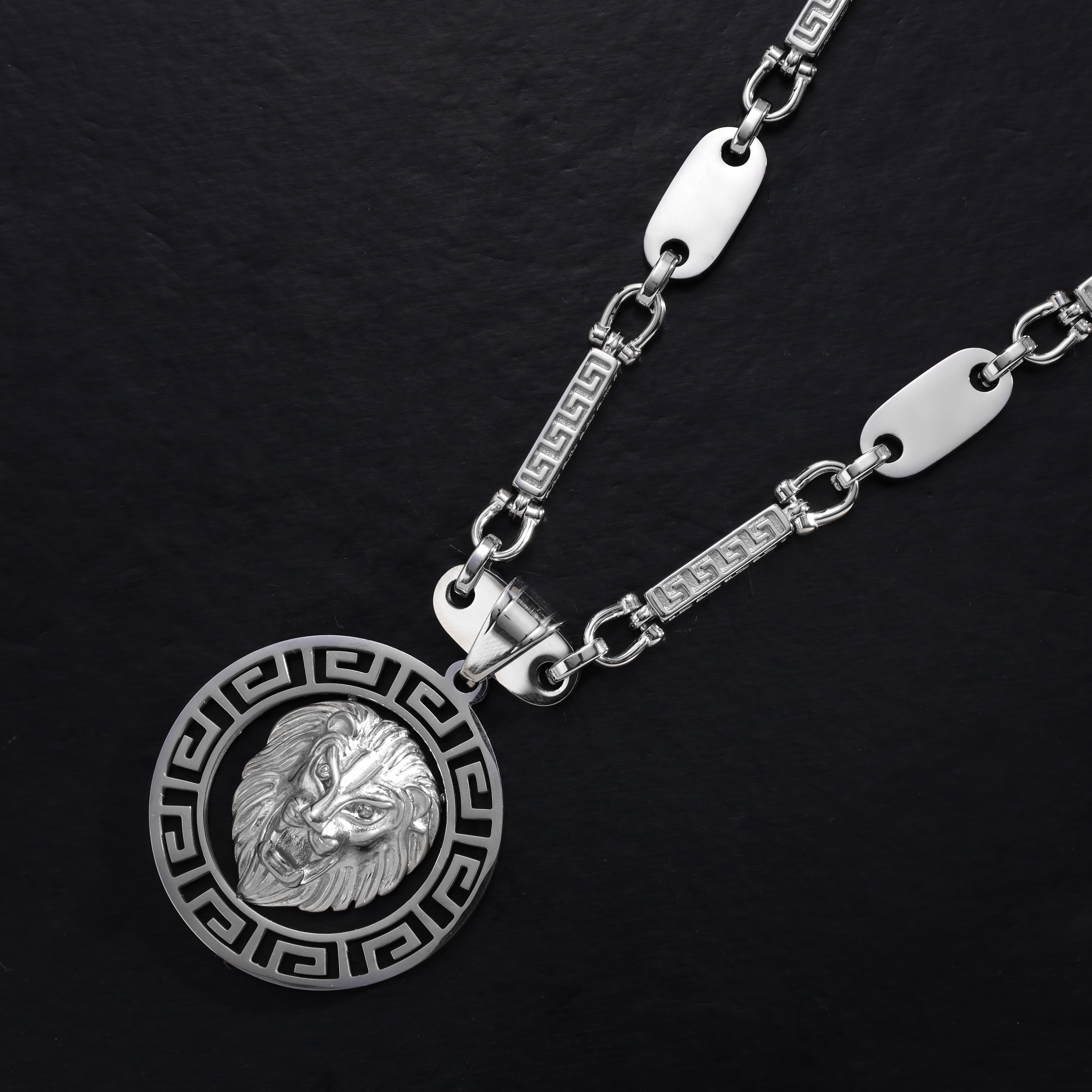 Löwe mit Greek Design Anhänger aus Edelstahl - Taipan Schmuck