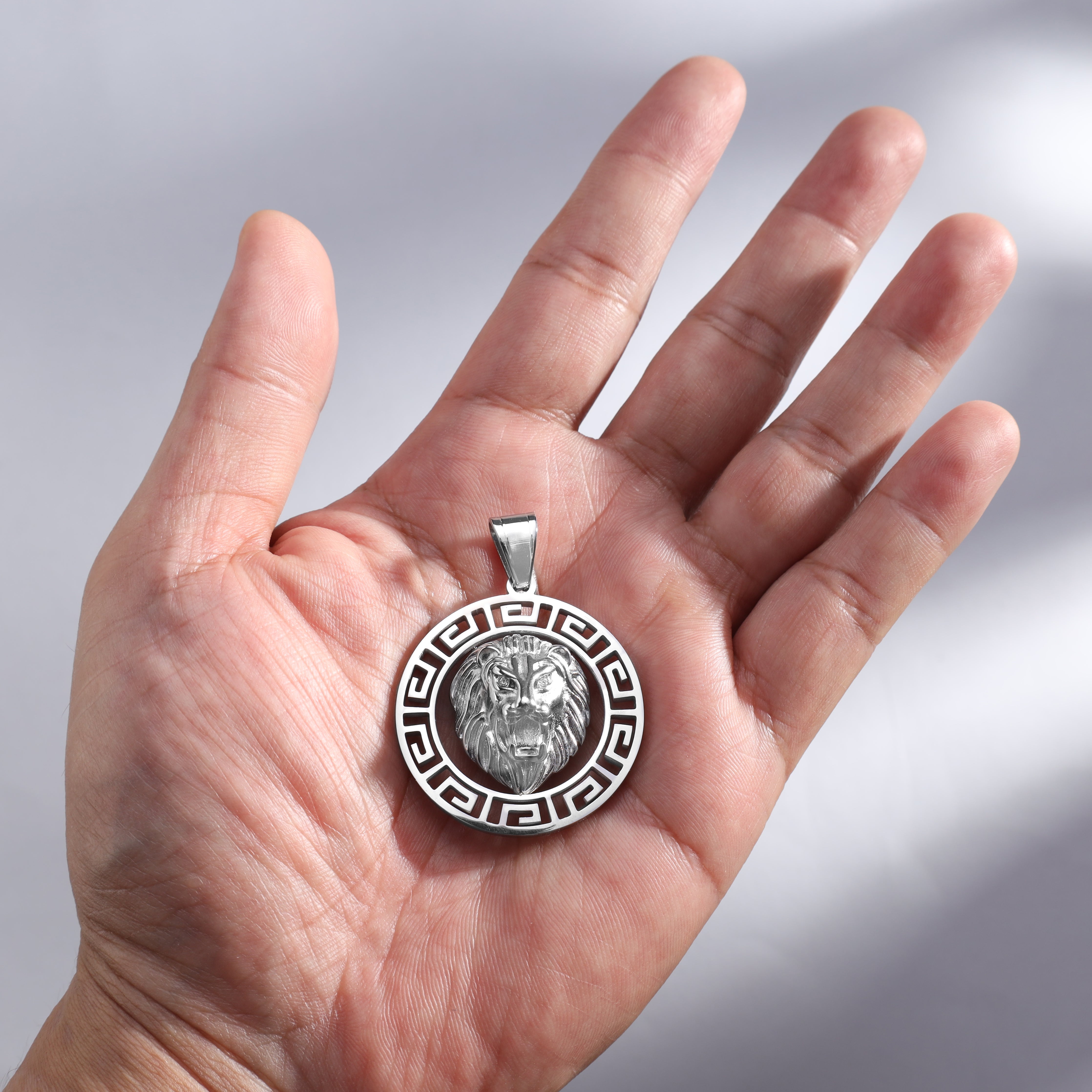 Löwe mit Greek Design Anhänger aus Edelstahl - Taipan Schmuck