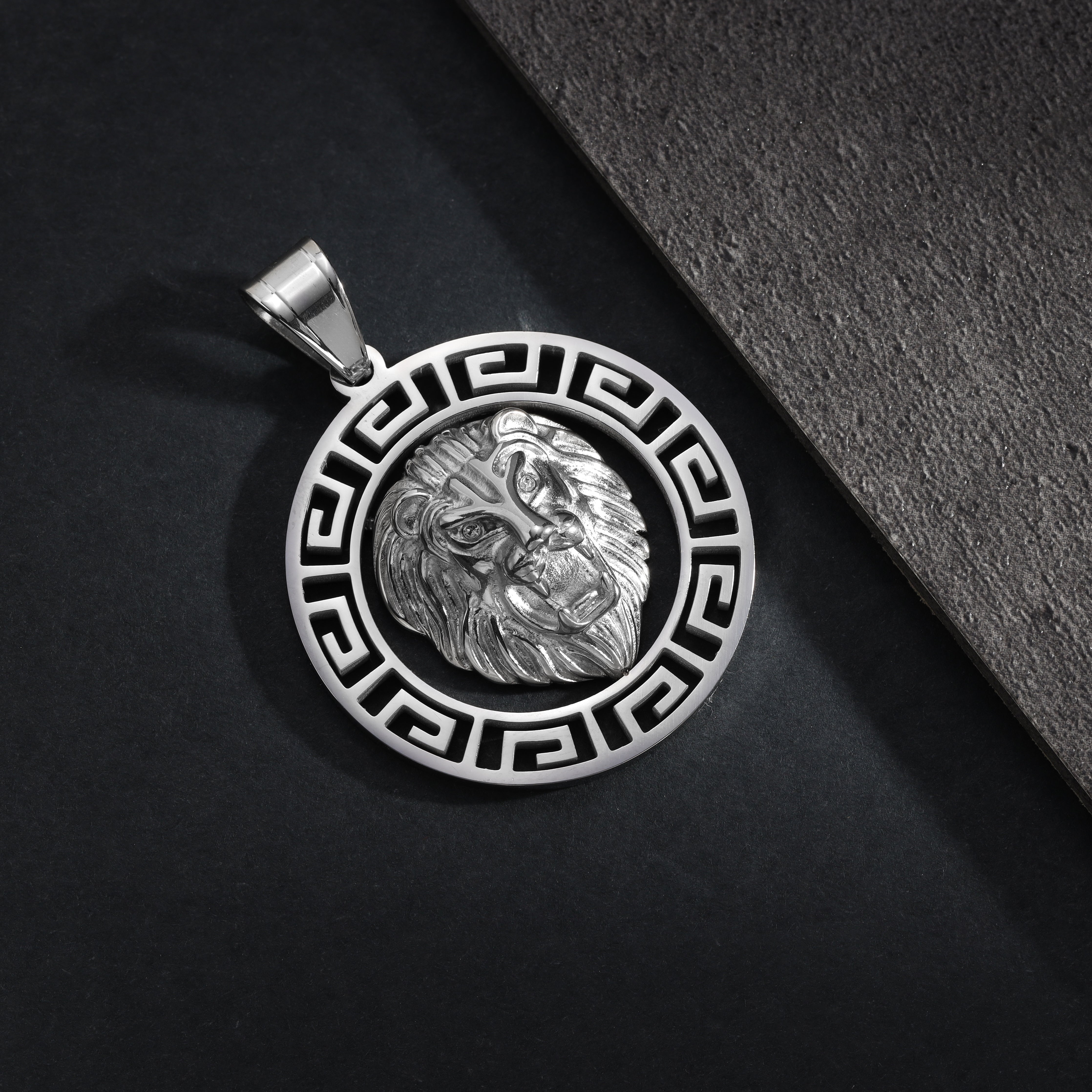 Löwe mit Greek Design Anhänger aus Edelstahl - Taipan Schmuck