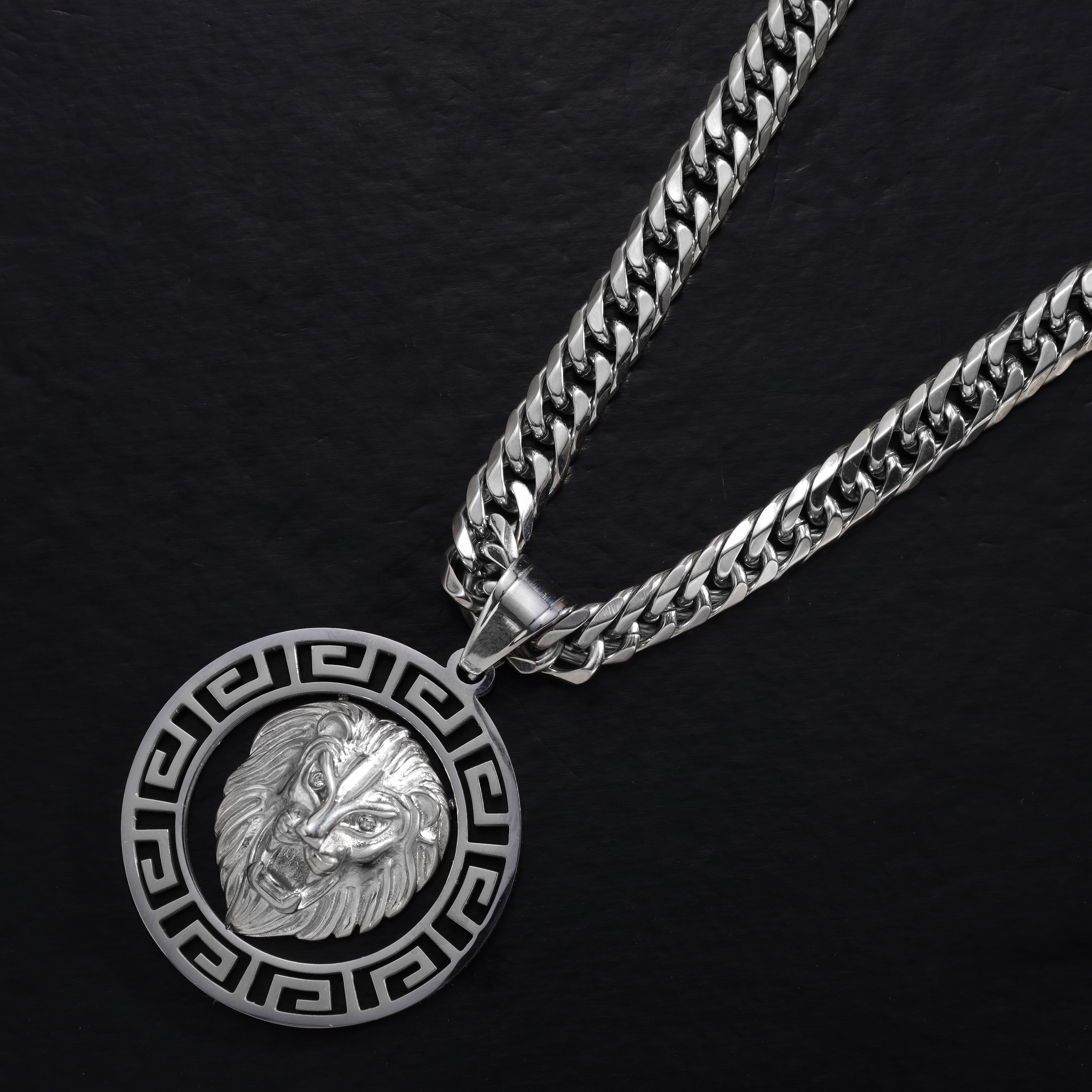 Löwe mit Greek Design Anhänger aus Edelstahl - Taipan Schmuck