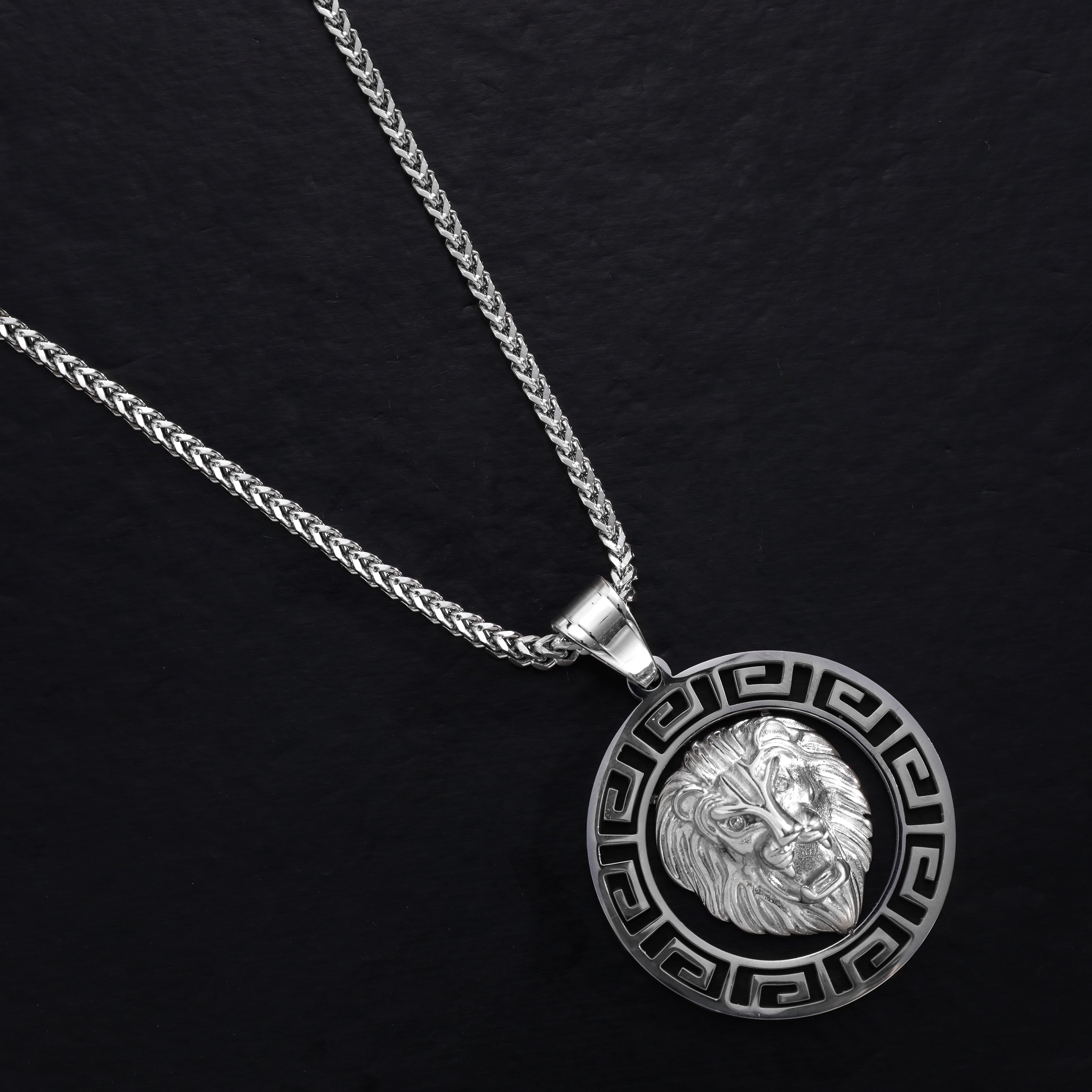 Löwe mit Greek Design Anhänger aus Edelstahl - Taipan Schmuck