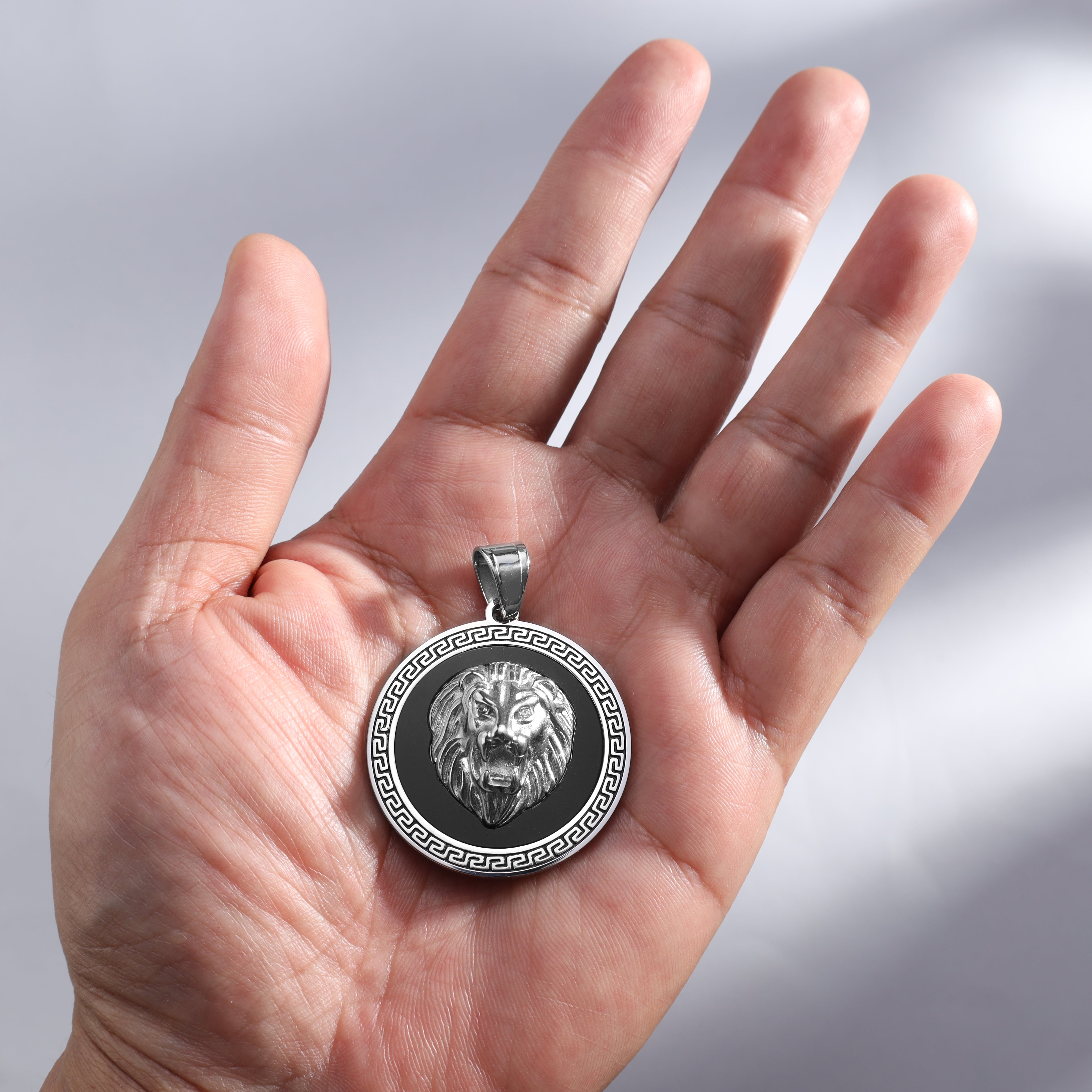 Löwe mit Greek Design Anhänger aus Edelstahl - Taipan Schmuck