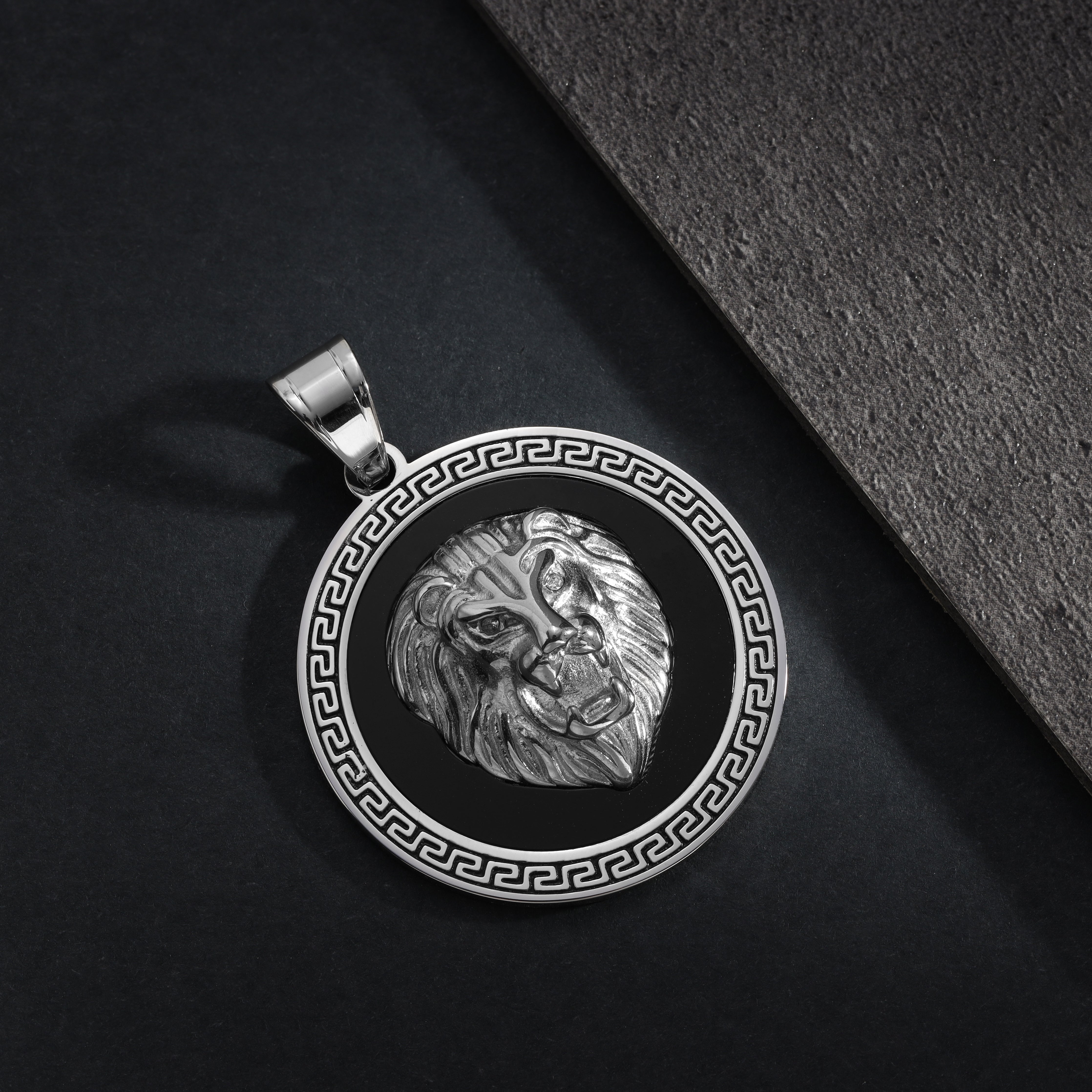 Löwe mit Greek Design Anhänger aus Edelstahl - Taipan Schmuck