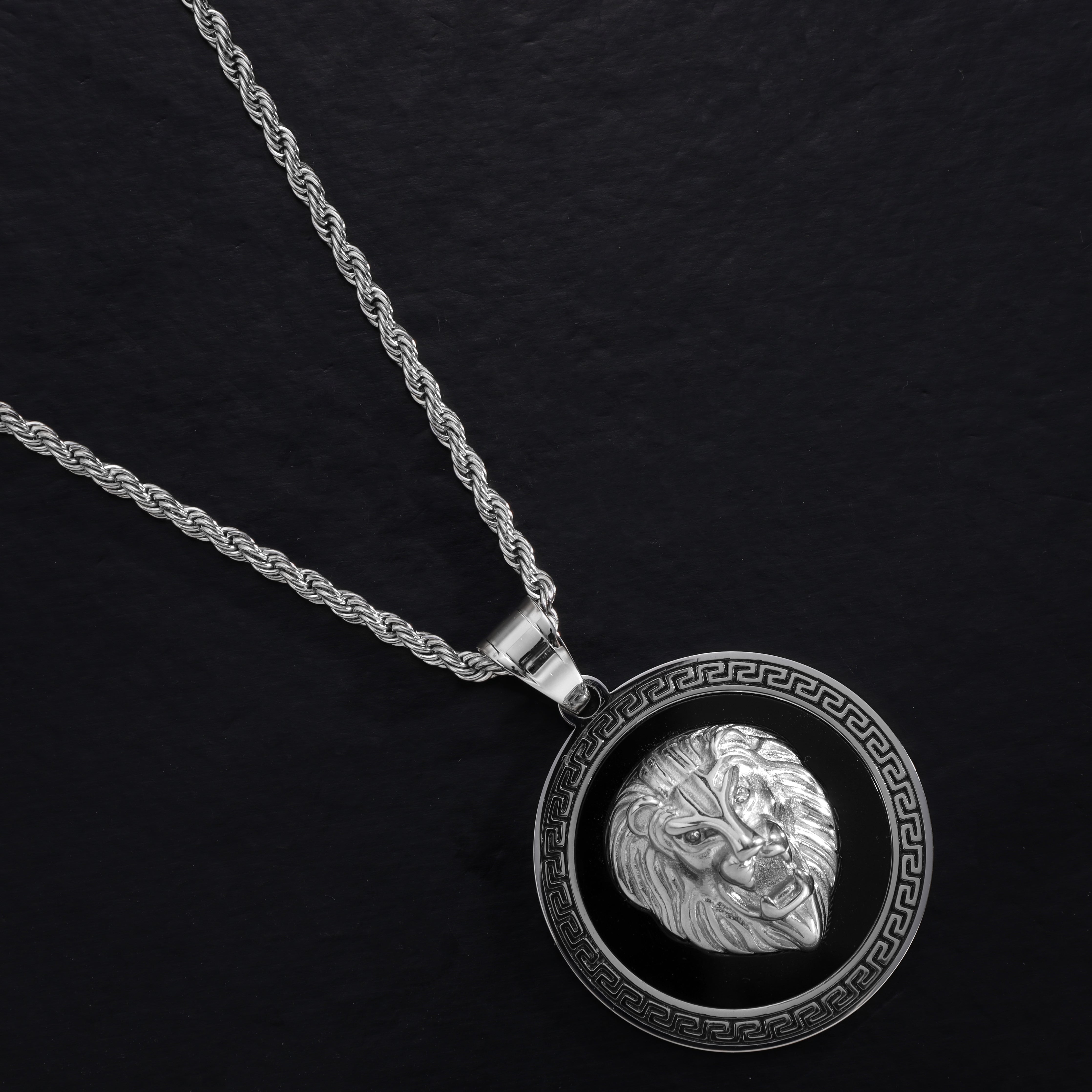 Löwe mit Greek Design Anhänger aus Edelstahl - Taipan Schmuck
