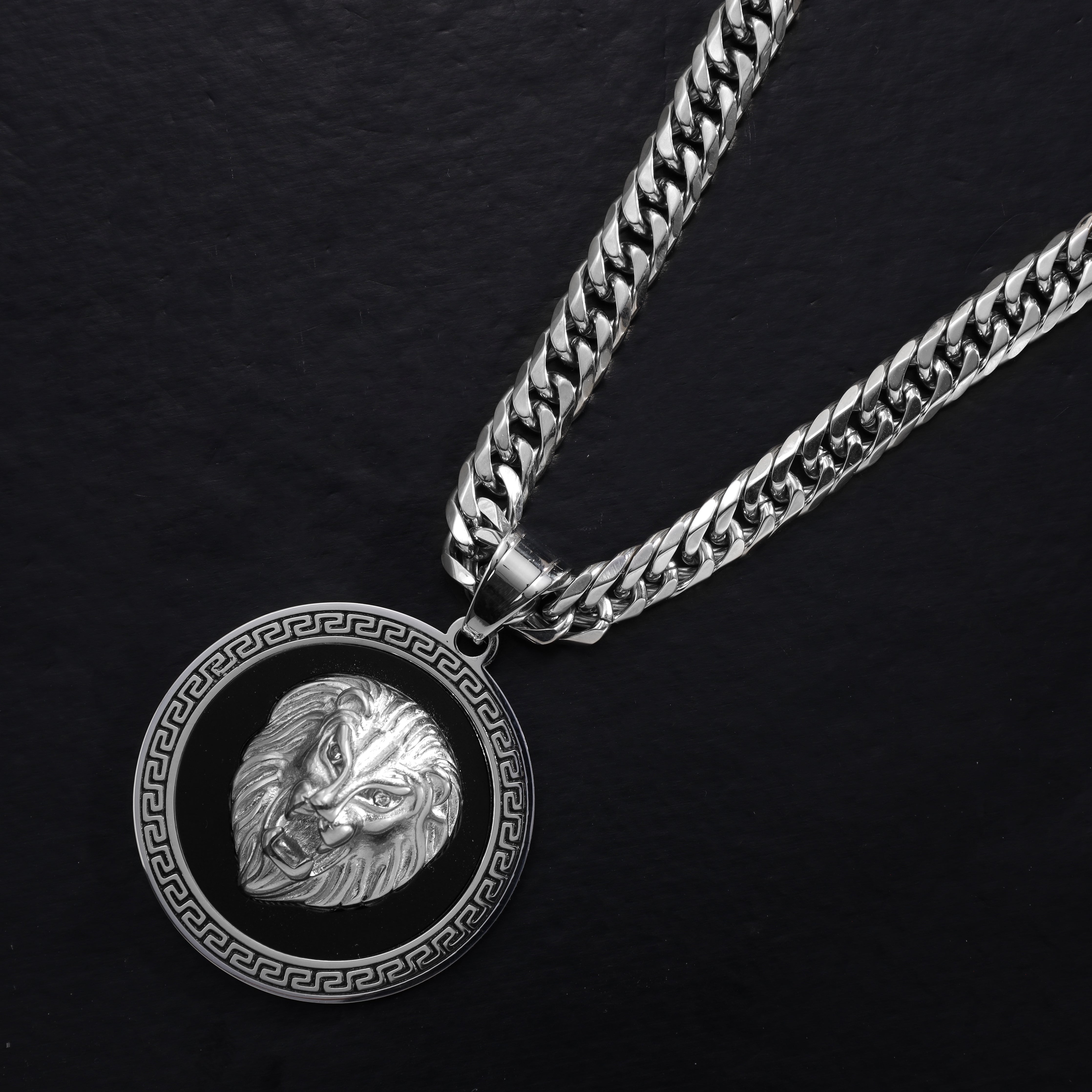 Löwe mit Greek Design Anhänger aus Edelstahl - Taipan Schmuck