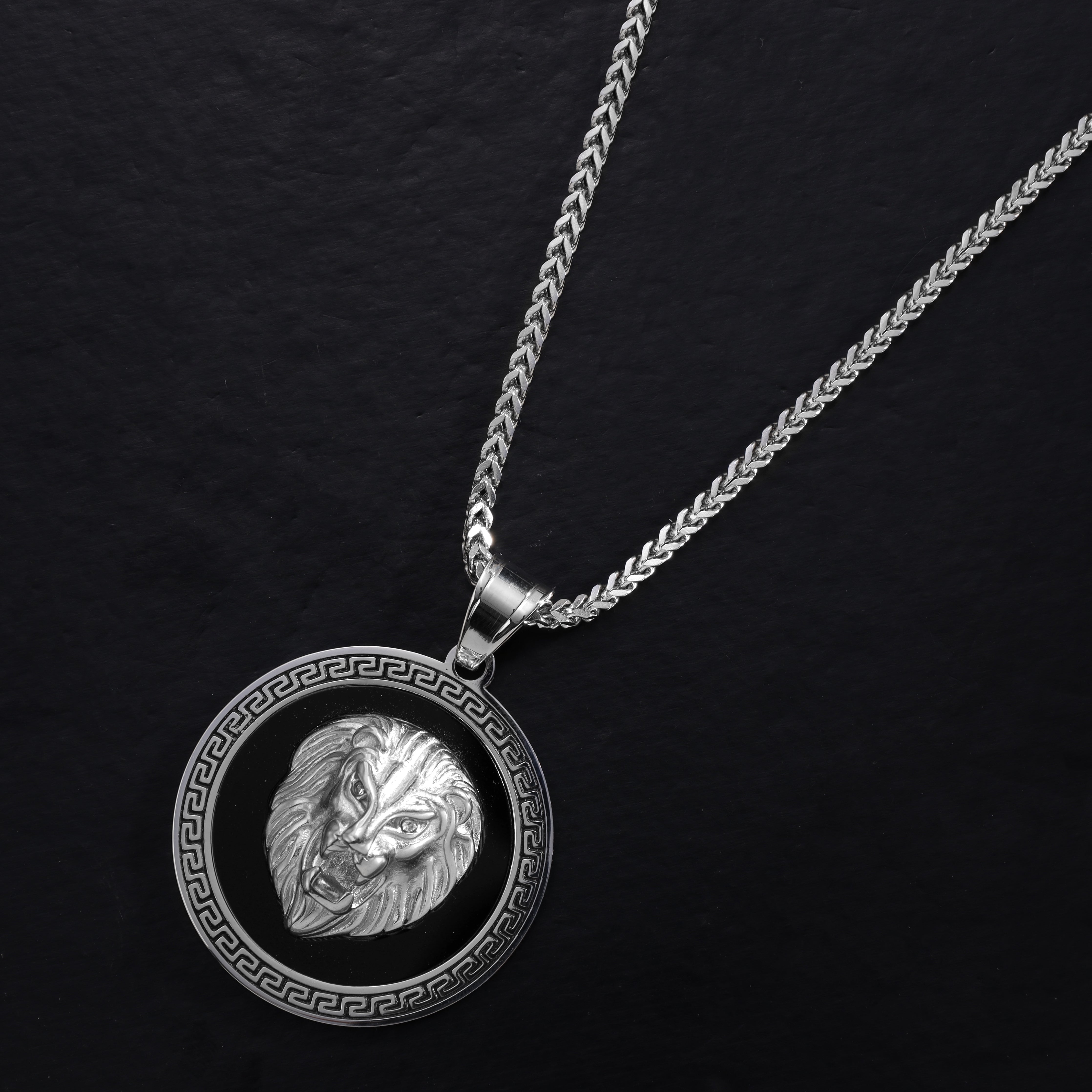 Löwe mit Greek Design Anhänger aus Edelstahl - Taipan Schmuck