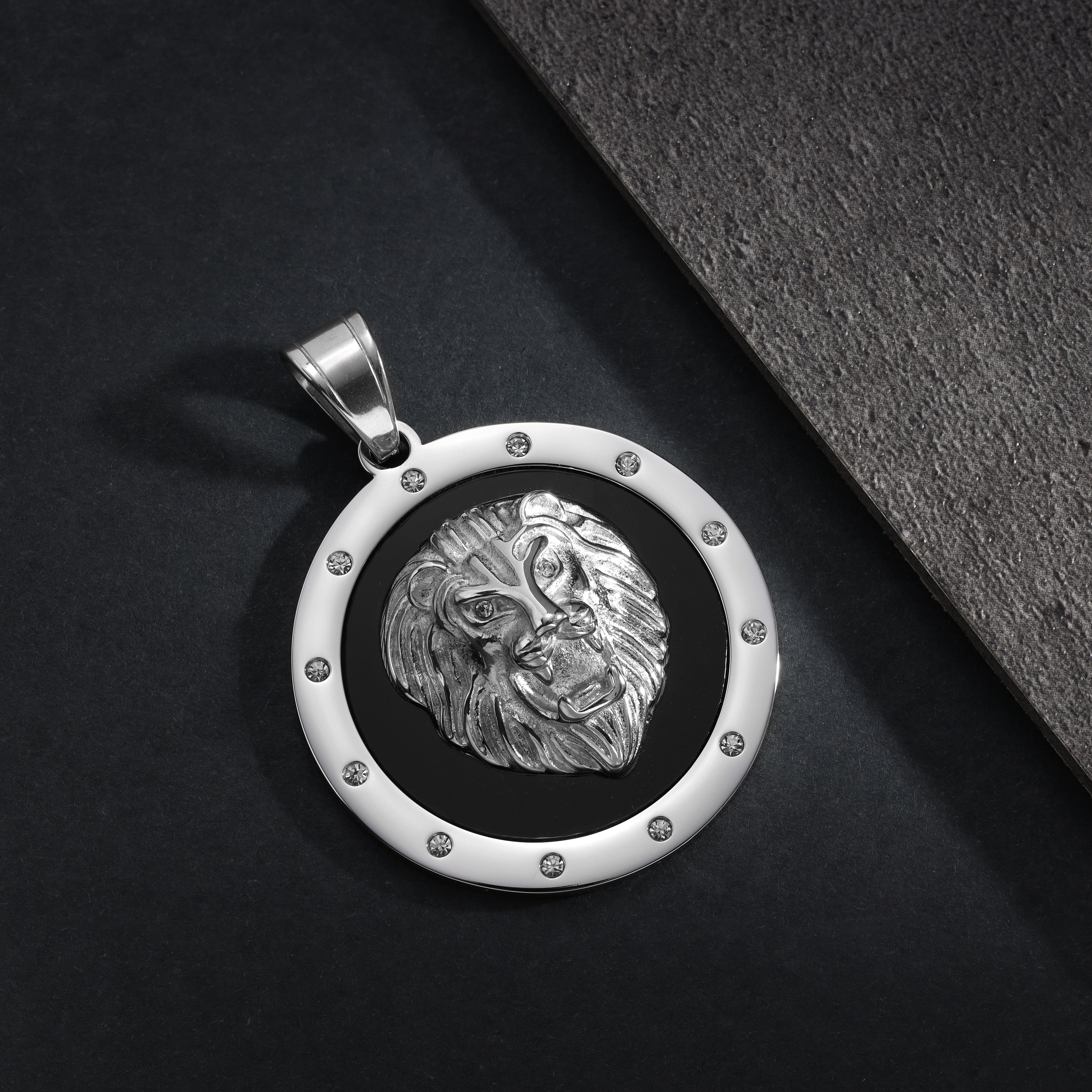 Iced Out Stil Löwe Anhänger aus Edelstahl - Taipan Schmuck