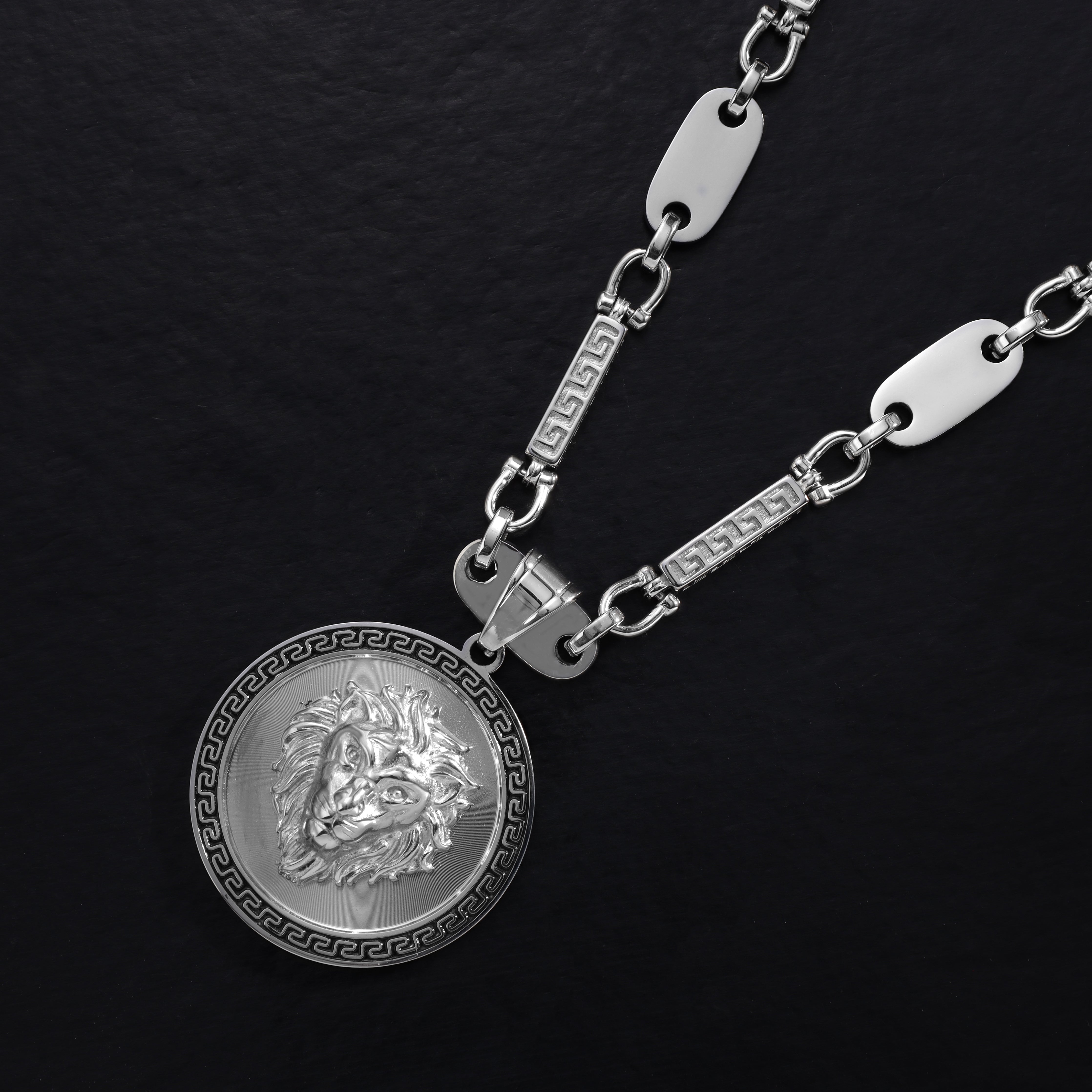 Löwe mit Greek Design Anhänger aus Edelstahl - Taipan Schmuck
