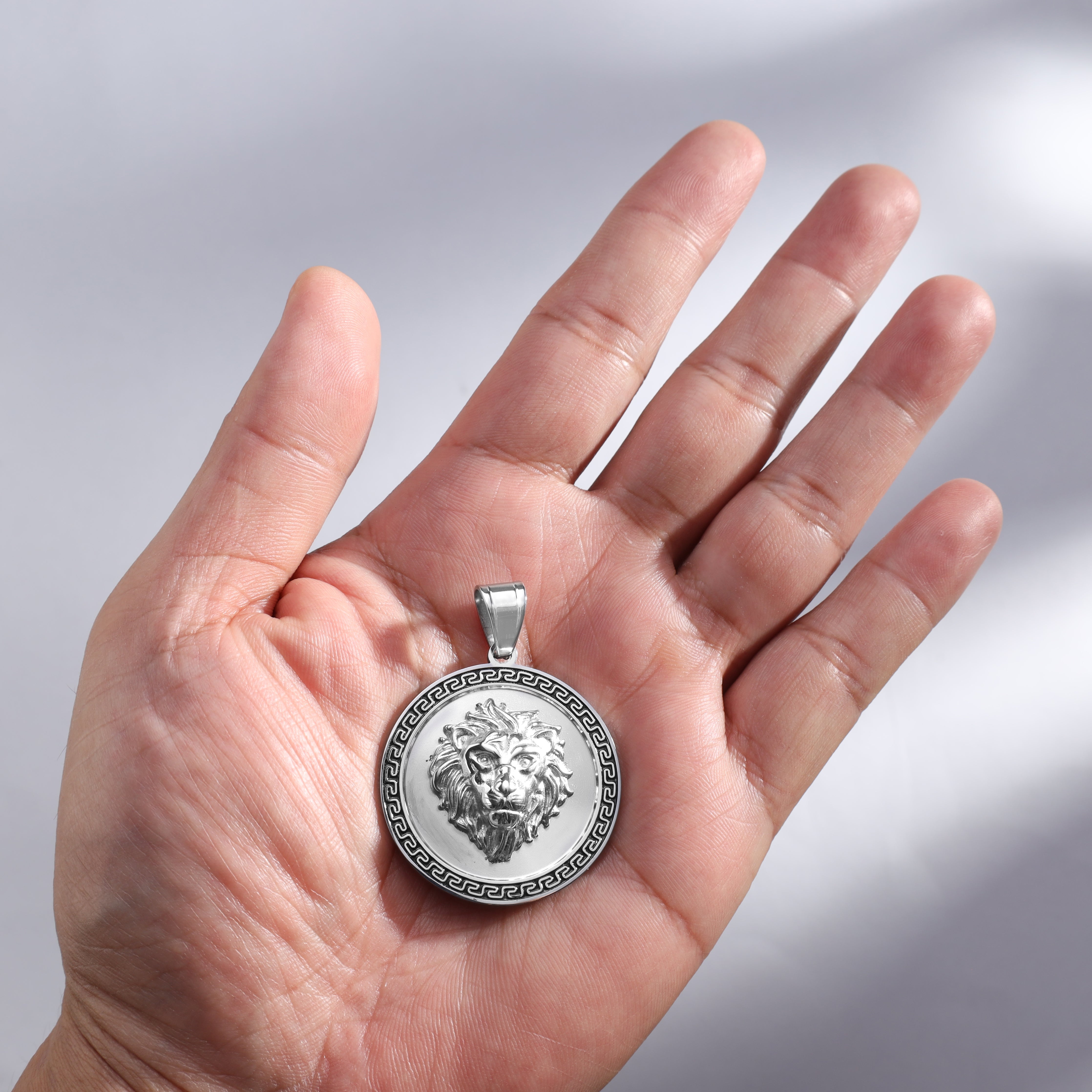 Löwe mit Greek Design Anhänger aus Edelstahl - Taipan Schmuck