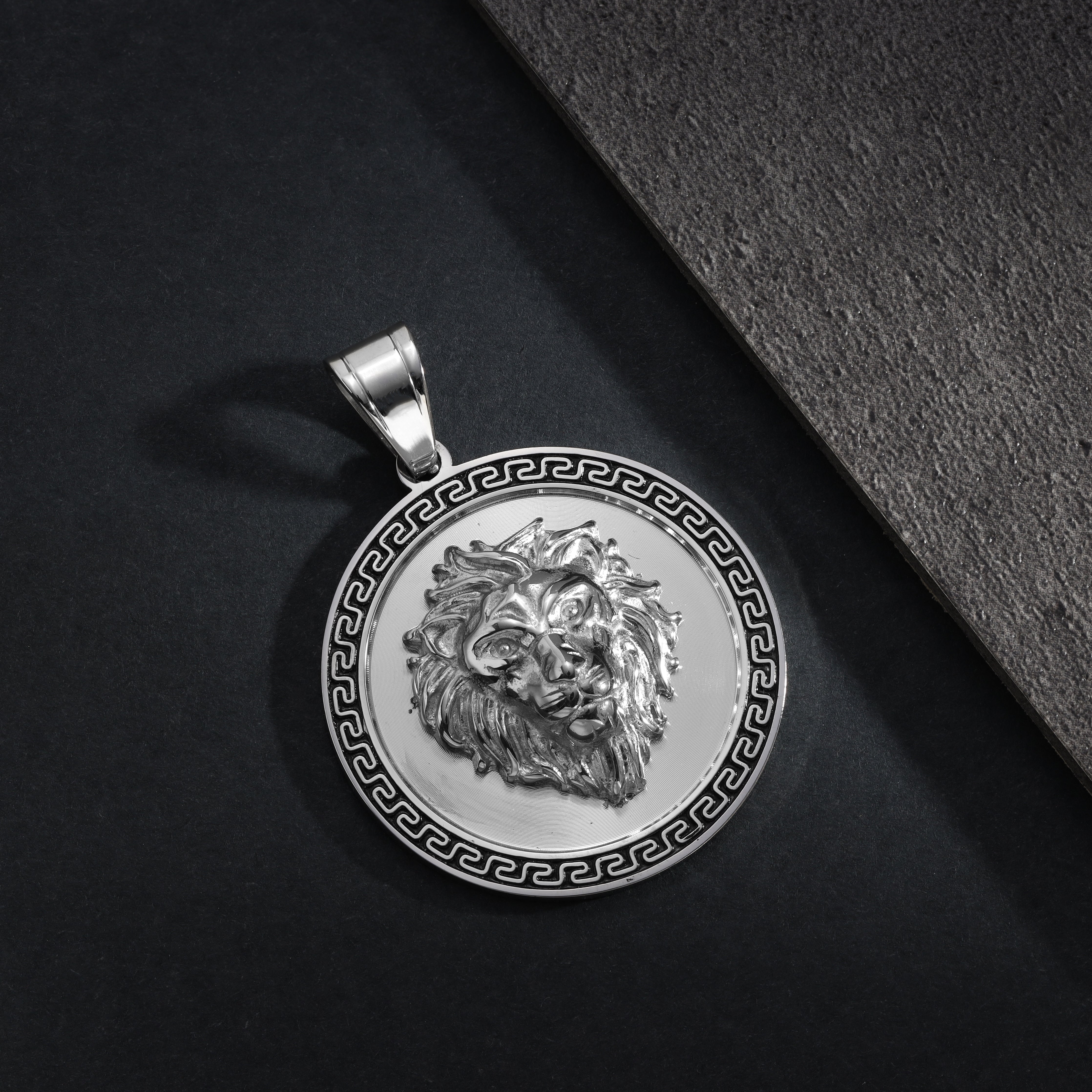 Löwe mit Greek Design Anhänger aus Edelstahl - Taipan Schmuck