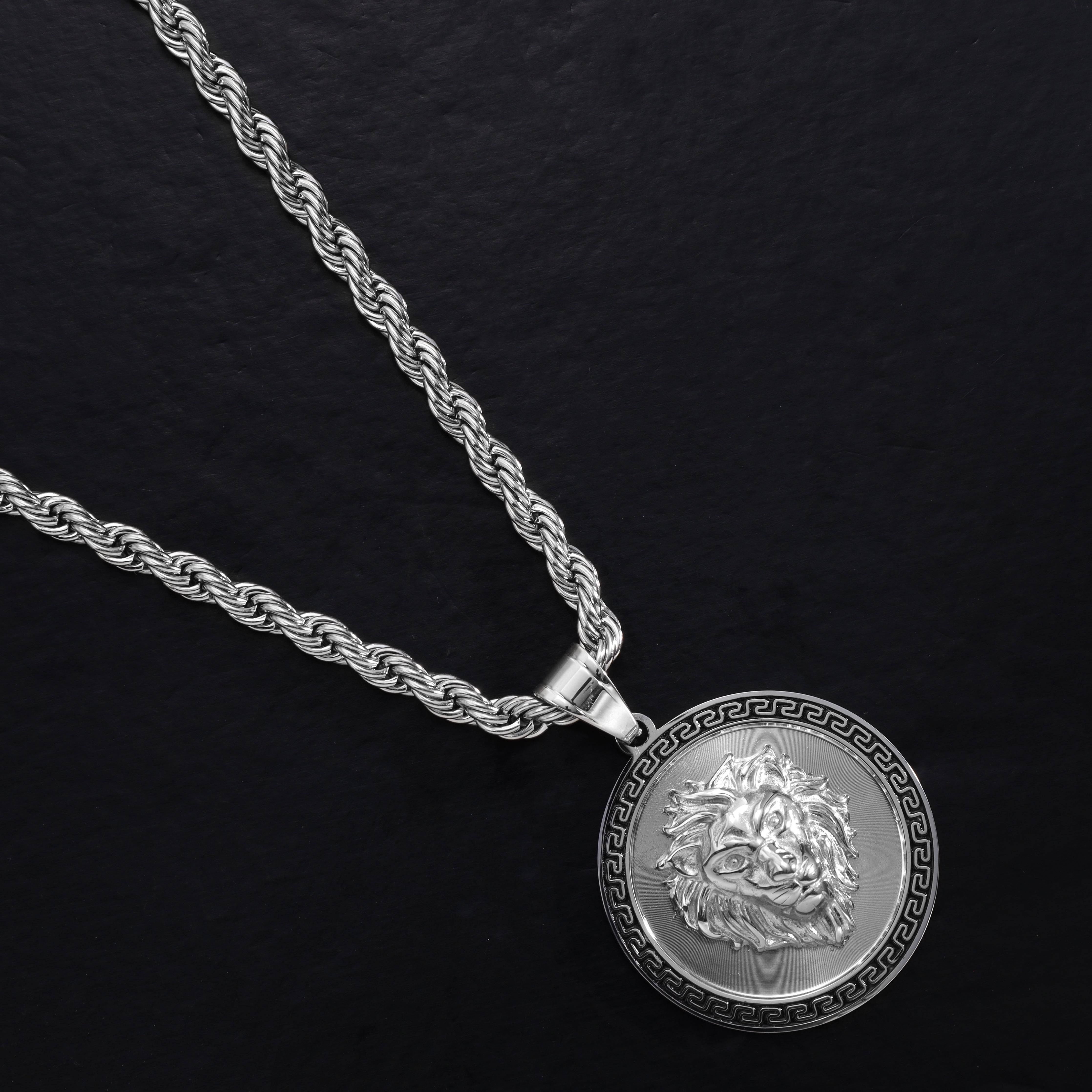 Löwe mit Greek Design Anhänger aus Edelstahl - Taipan Schmuck