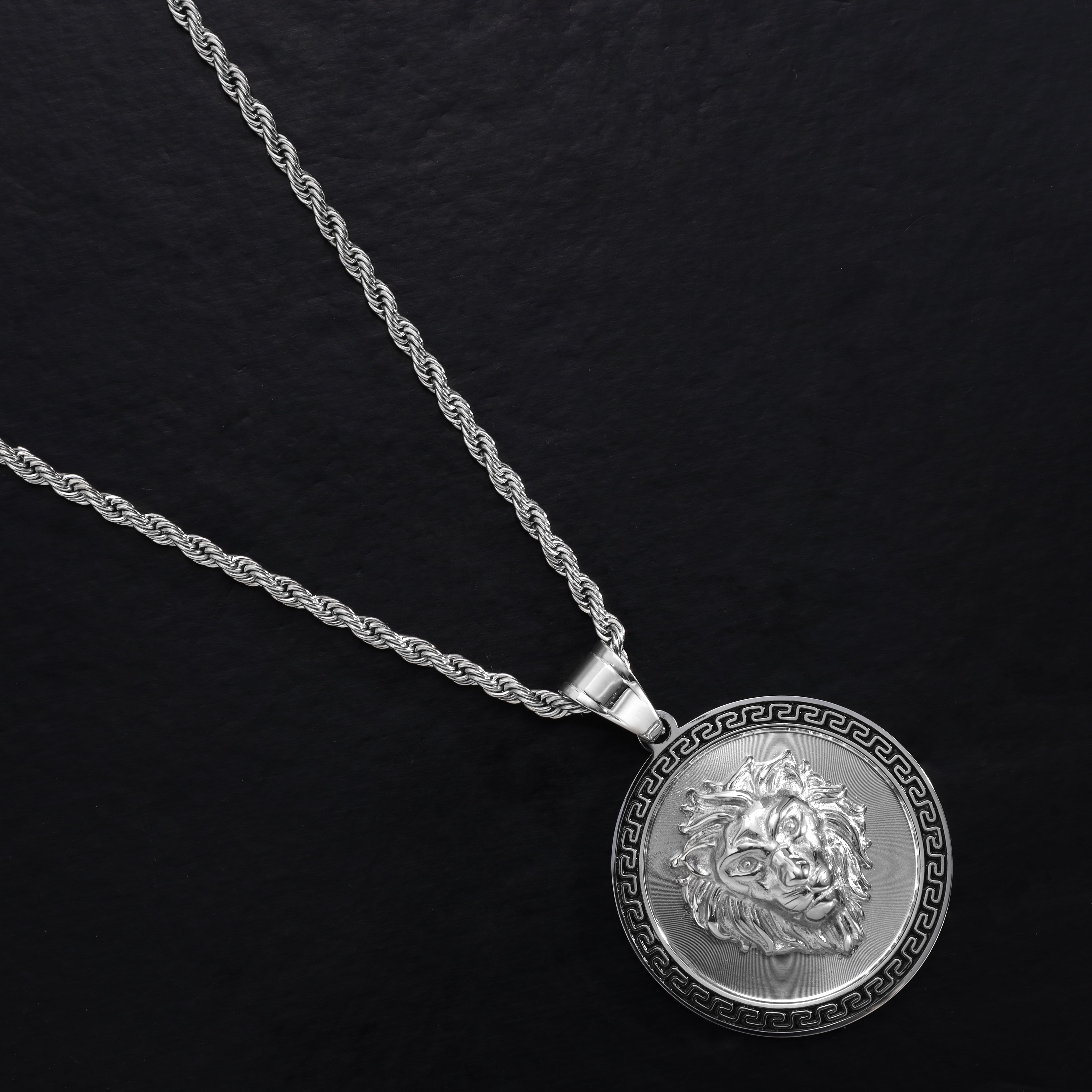 Löwe mit Greek Design Anhänger aus Edelstahl - Taipan Schmuck