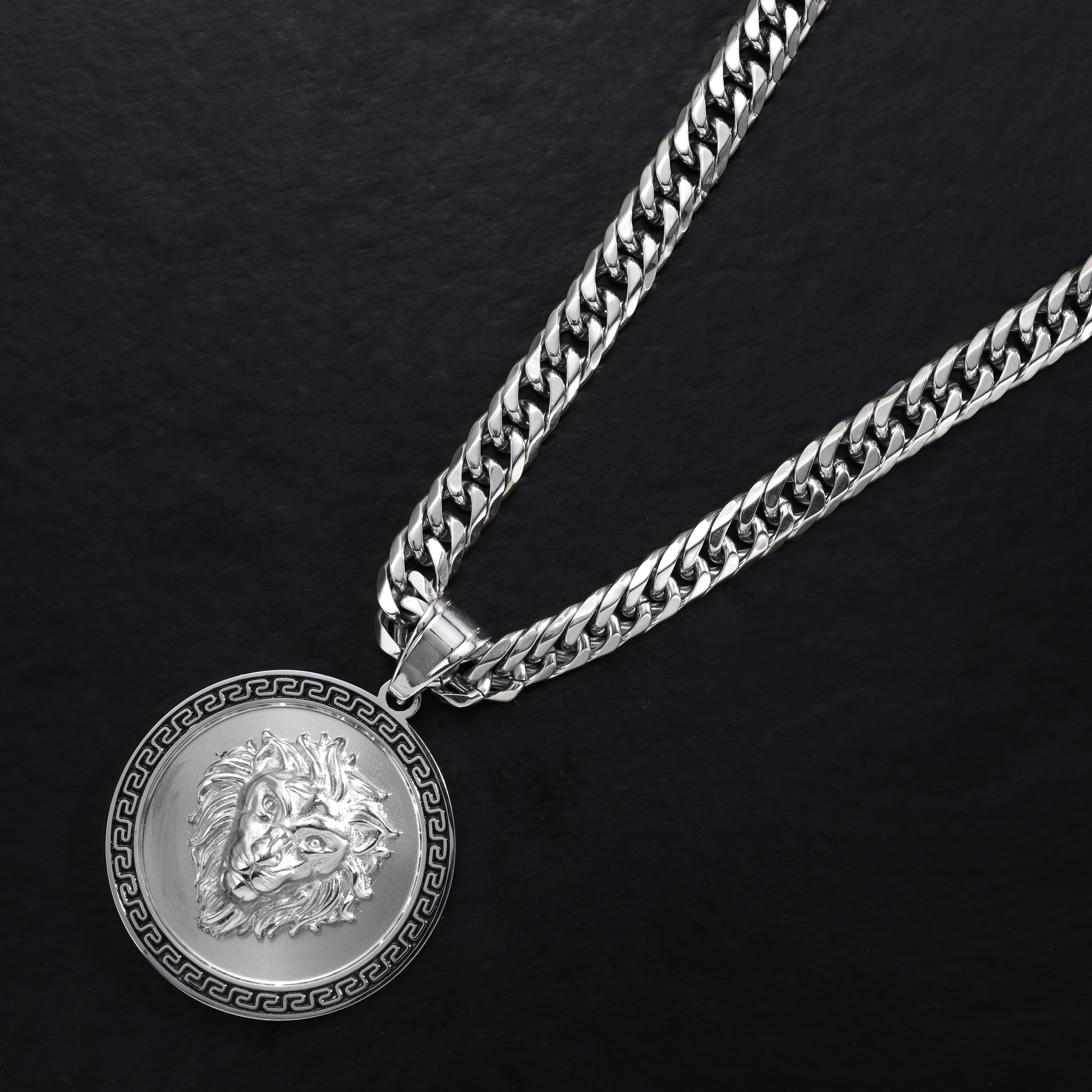 Löwe mit Greek Design Anhänger aus Edelstahl - Taipan Schmuck