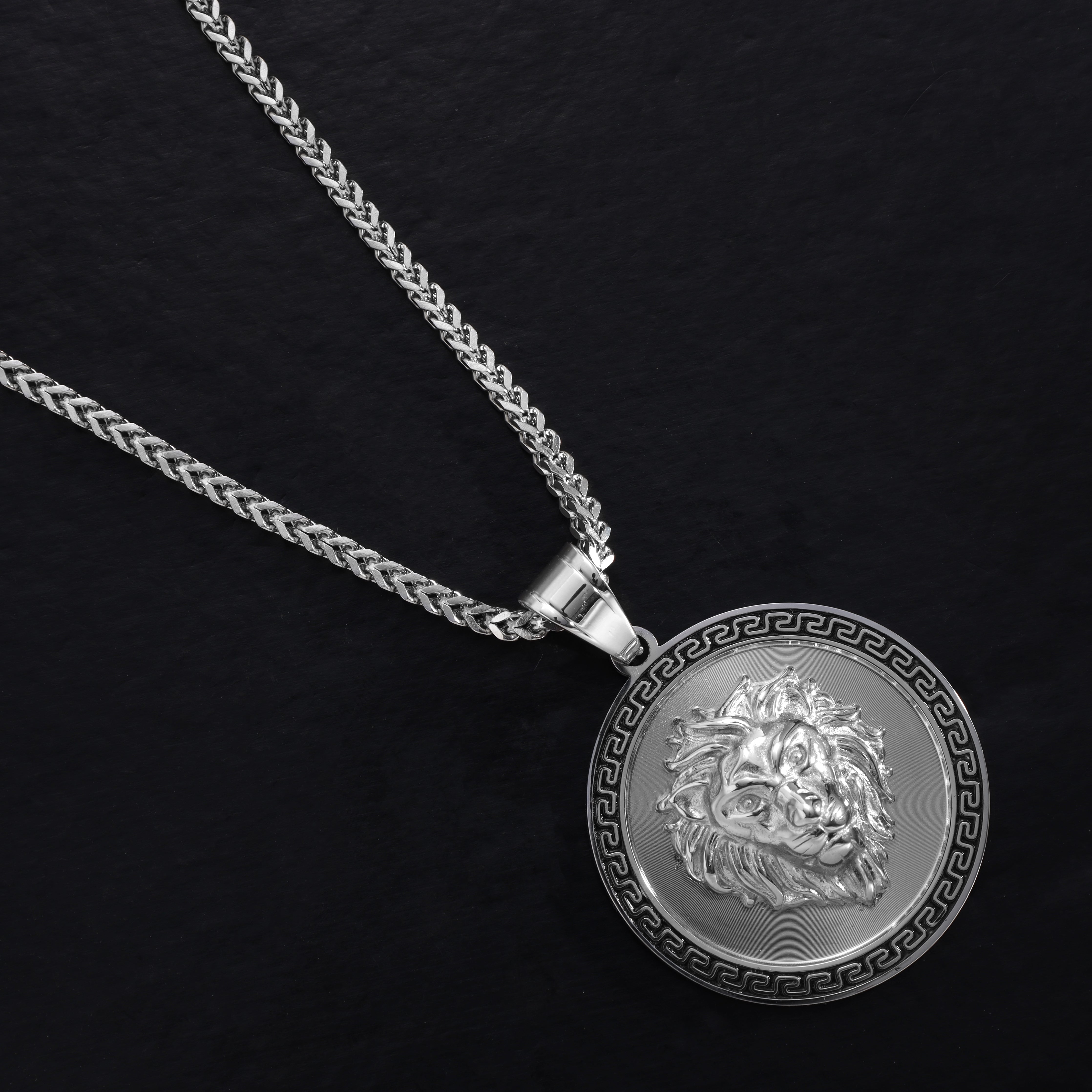 Löwe mit Greek Design Anhänger aus Edelstahl - Taipan Schmuck