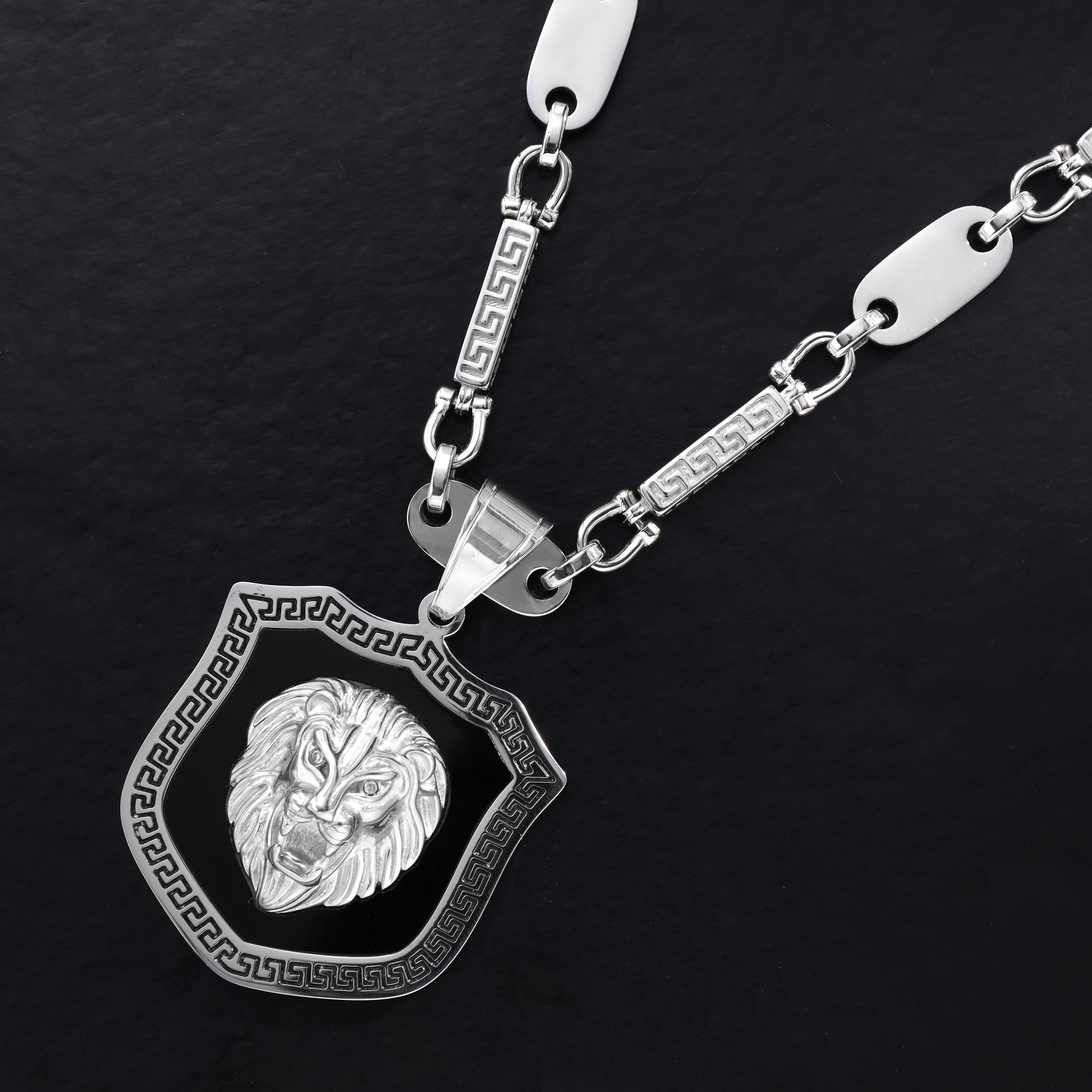 Löwe mit Greek Design Anhänger aus Edelstahl