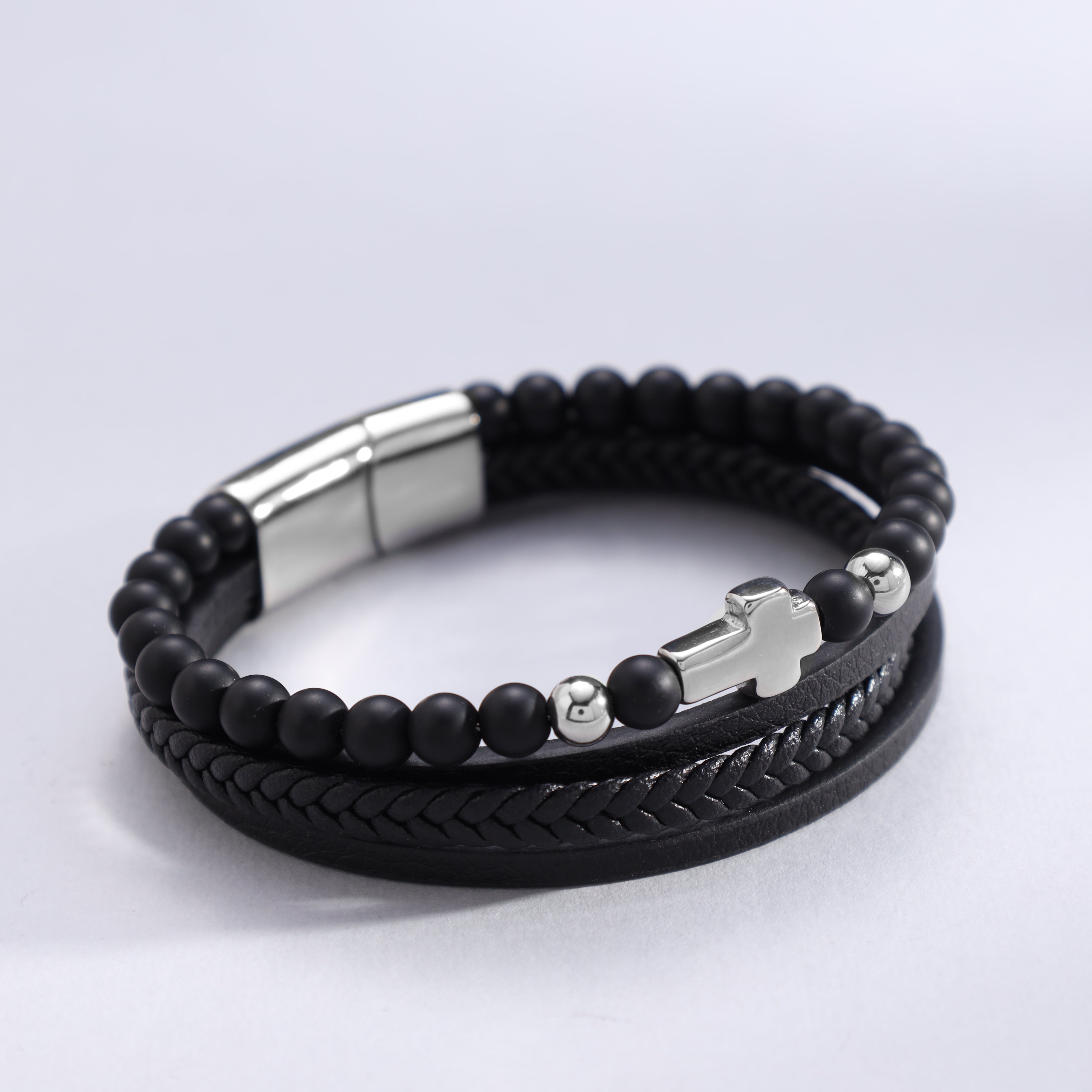Lederarmband mit Perlen & Kreuz Motiv / Verschluss aus Edelstahl