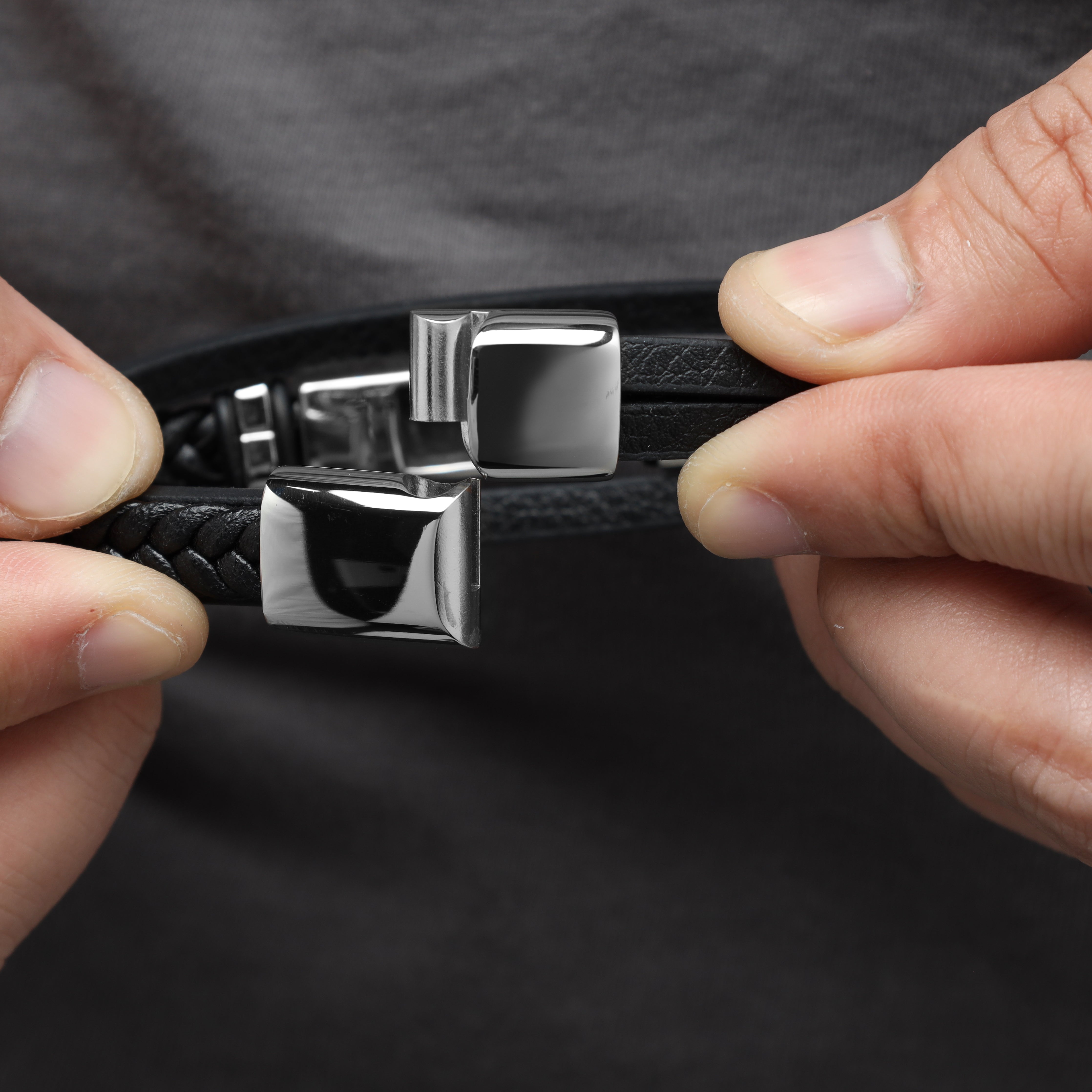 Lederarmband mit Kreuz / Verschluss aus Edelstahl