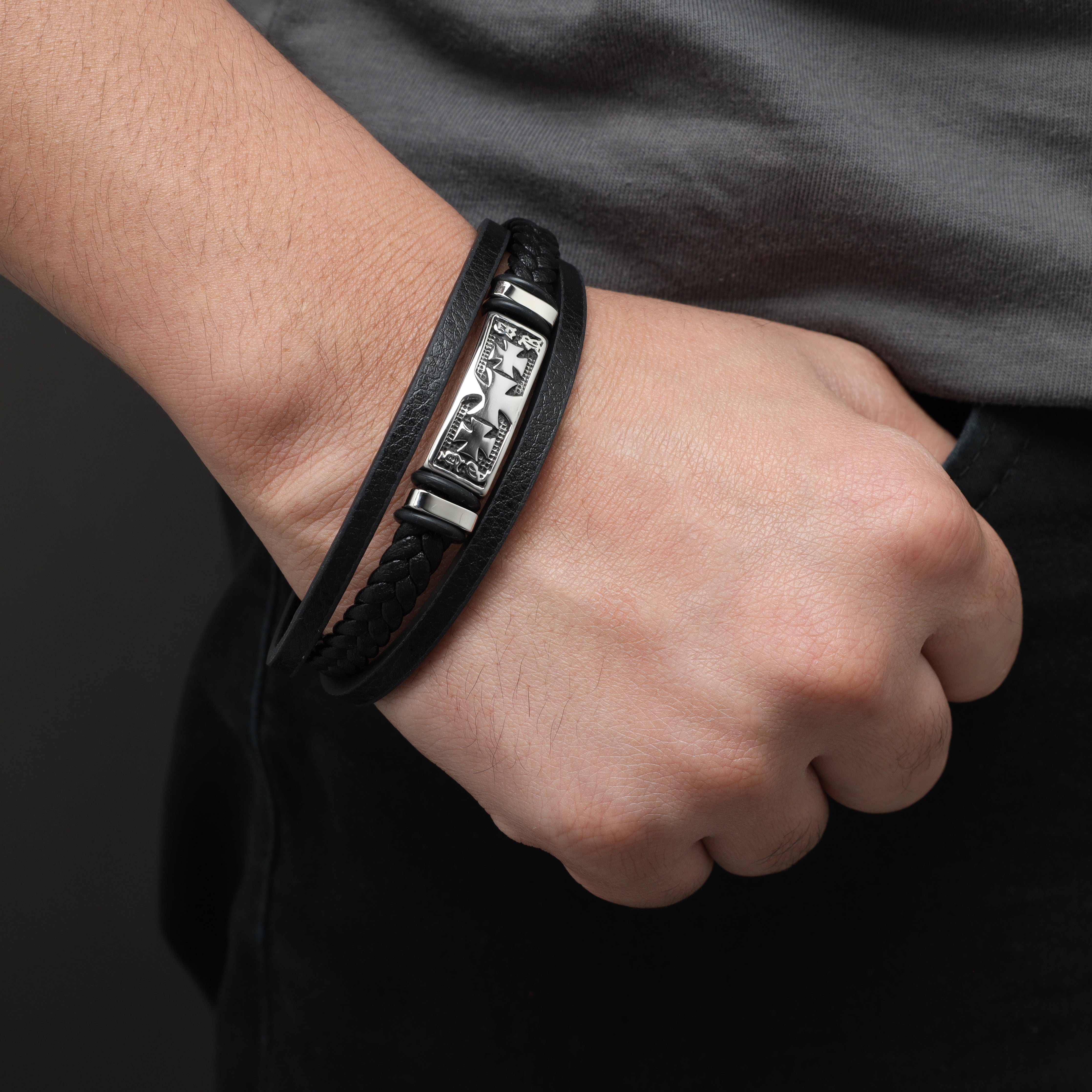 Lederarmband mit Kreuz / Verschluss aus Edelstahl