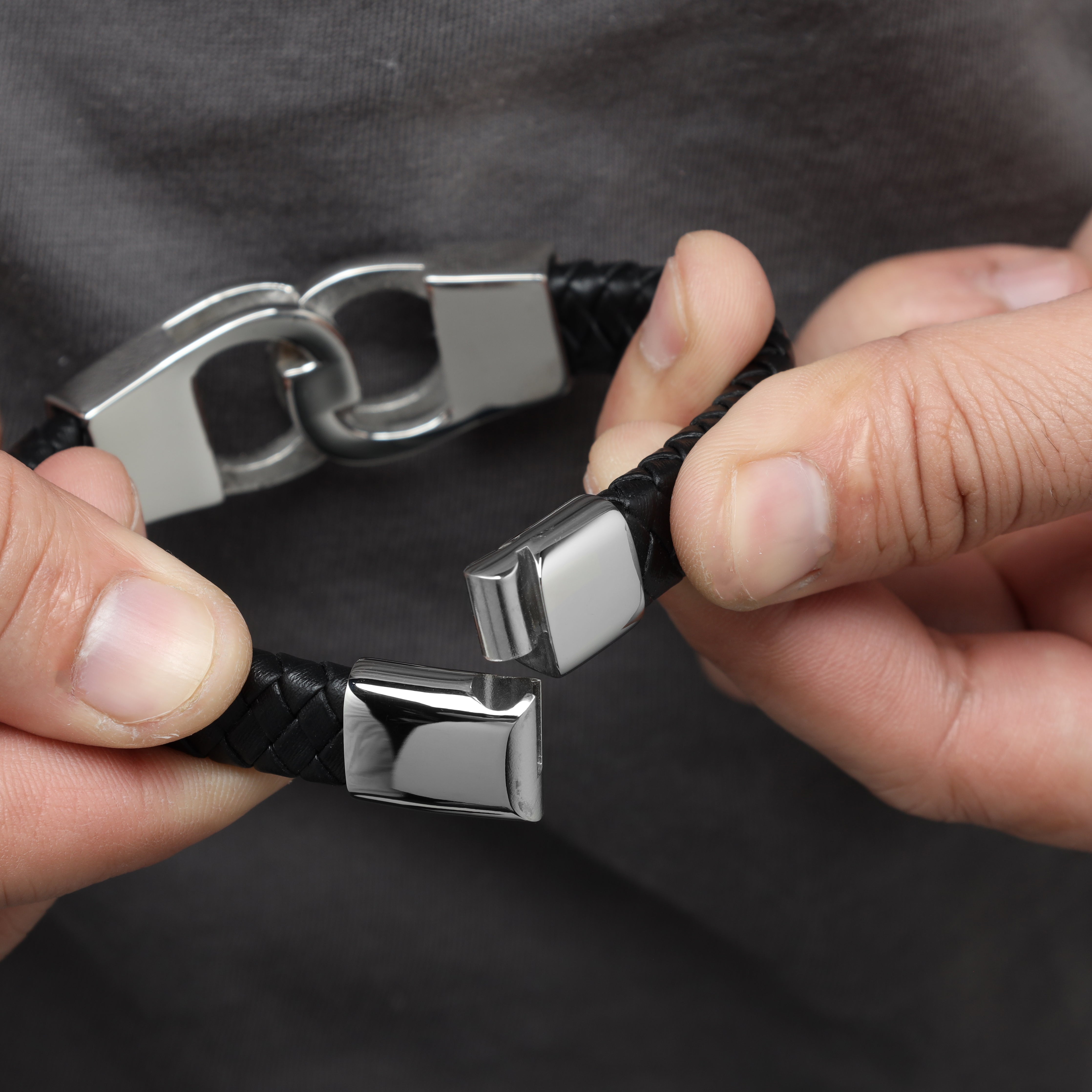 Lederarmband mit Handschellen / Verschluss aus Edelstahl