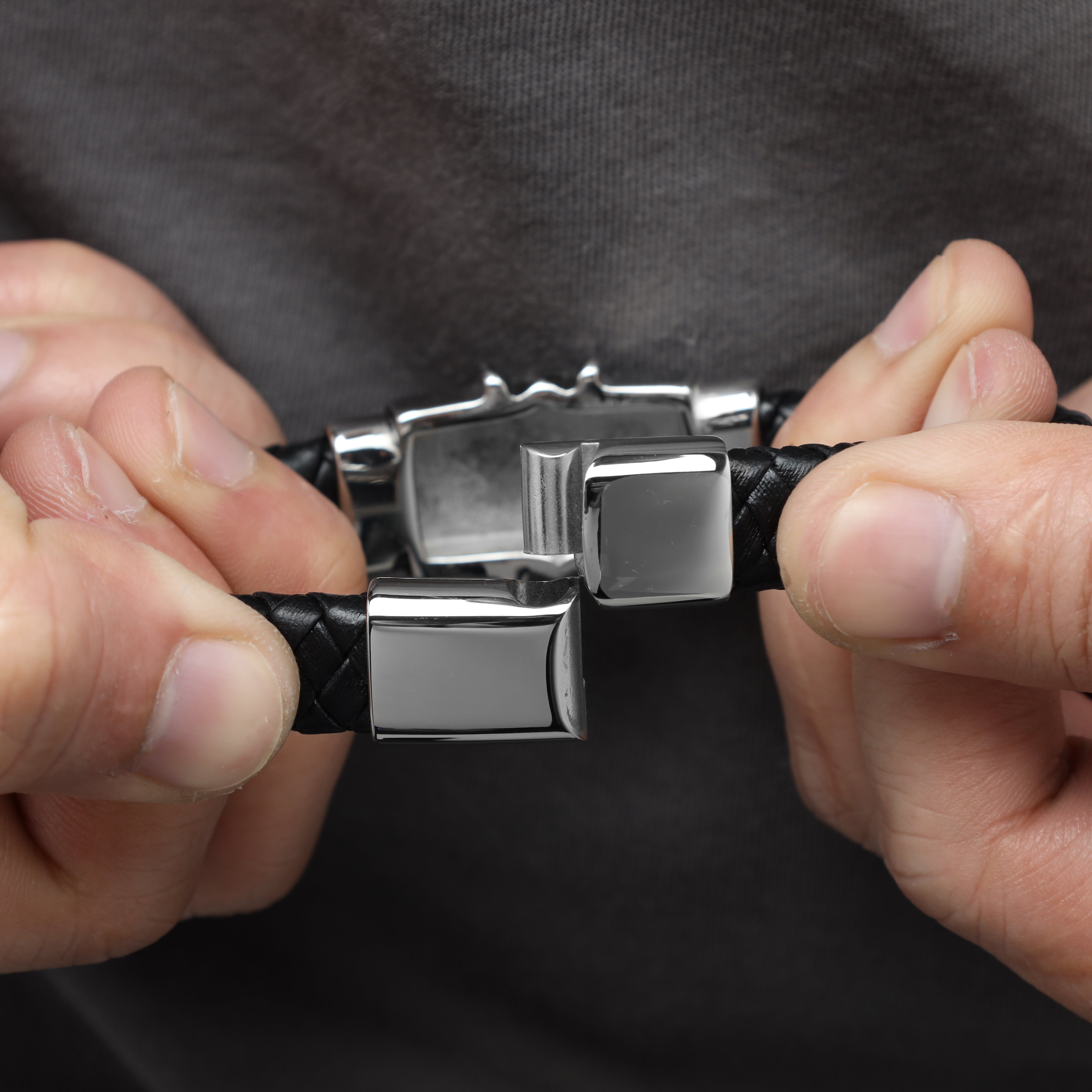 Lederarmband mit Kreuz / Verschluss aus Edelstahl