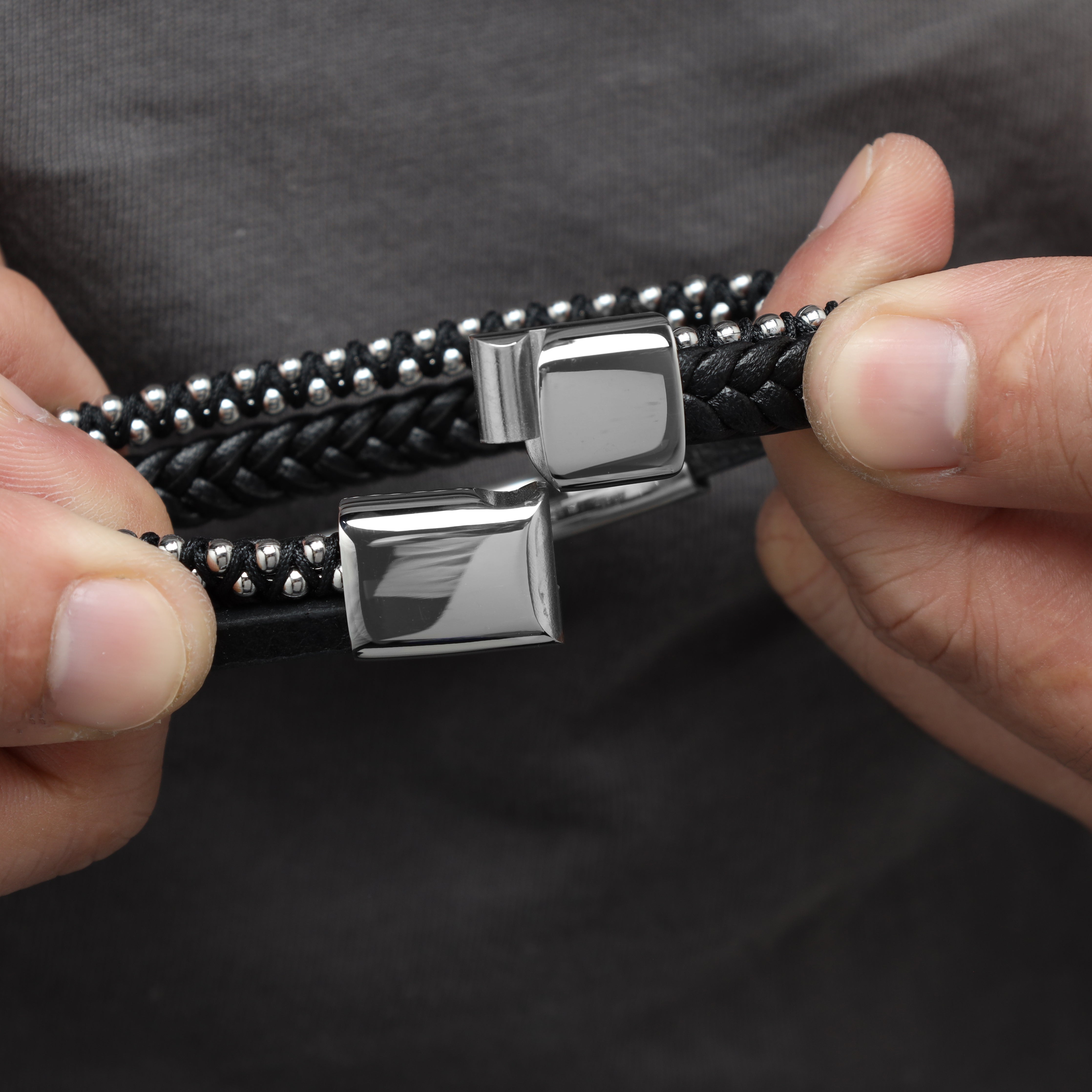 Lederarmband mit Perlen Motiv / Verschluss aus Edelstahl