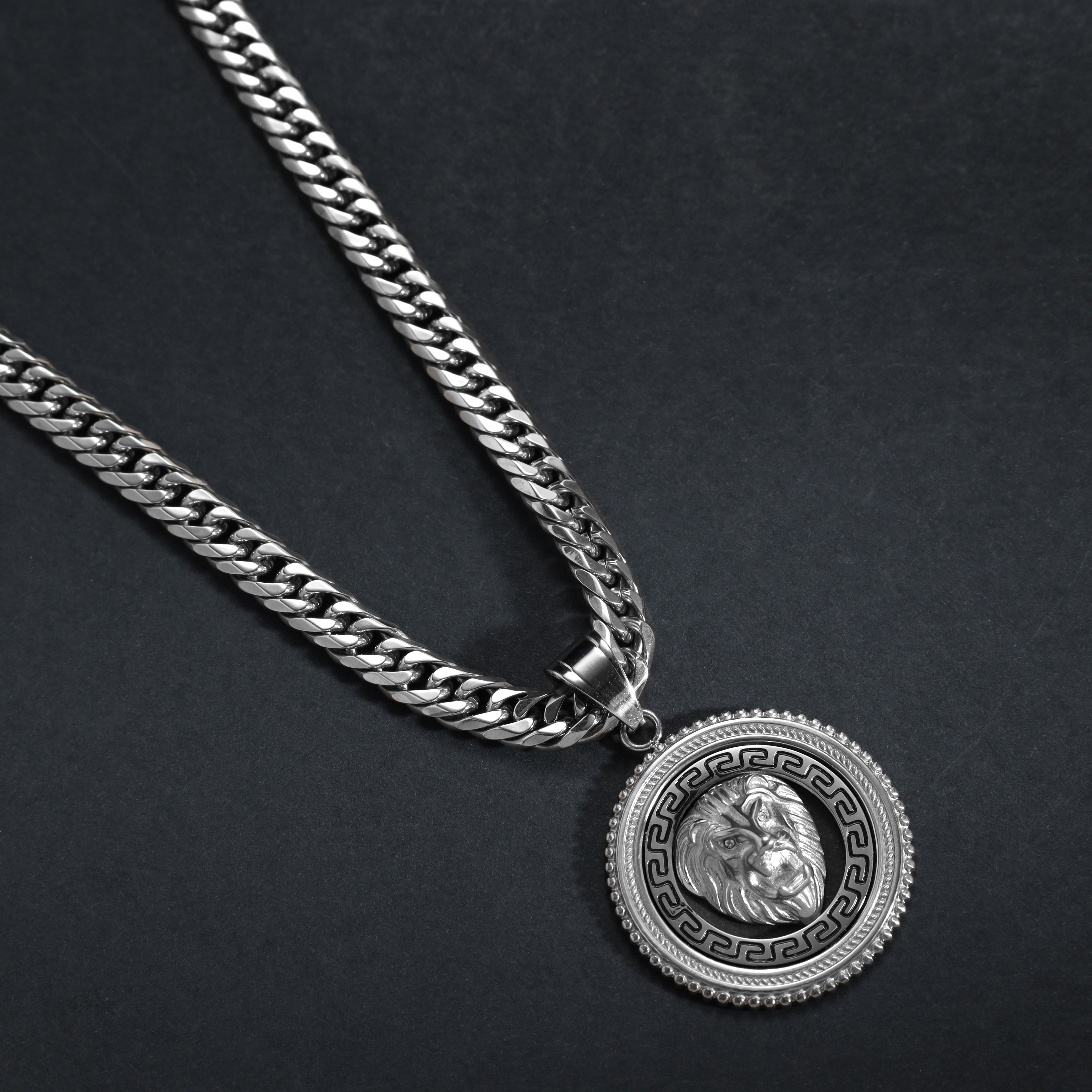 Löwe Anhänger mit Greek Design aus Edelstahl