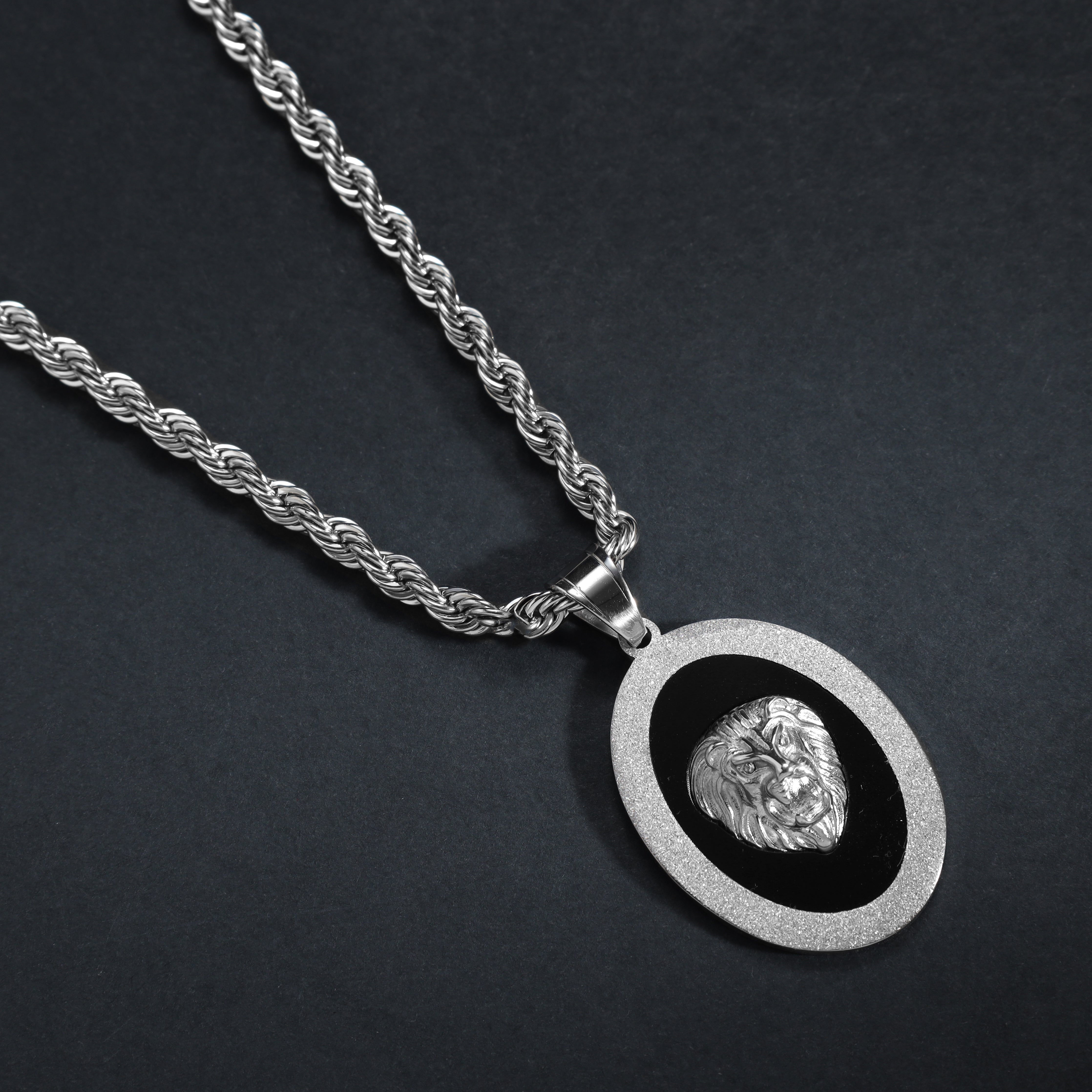 Löwe Anhänger oval aus Edelstahl - Taipan Schmuck