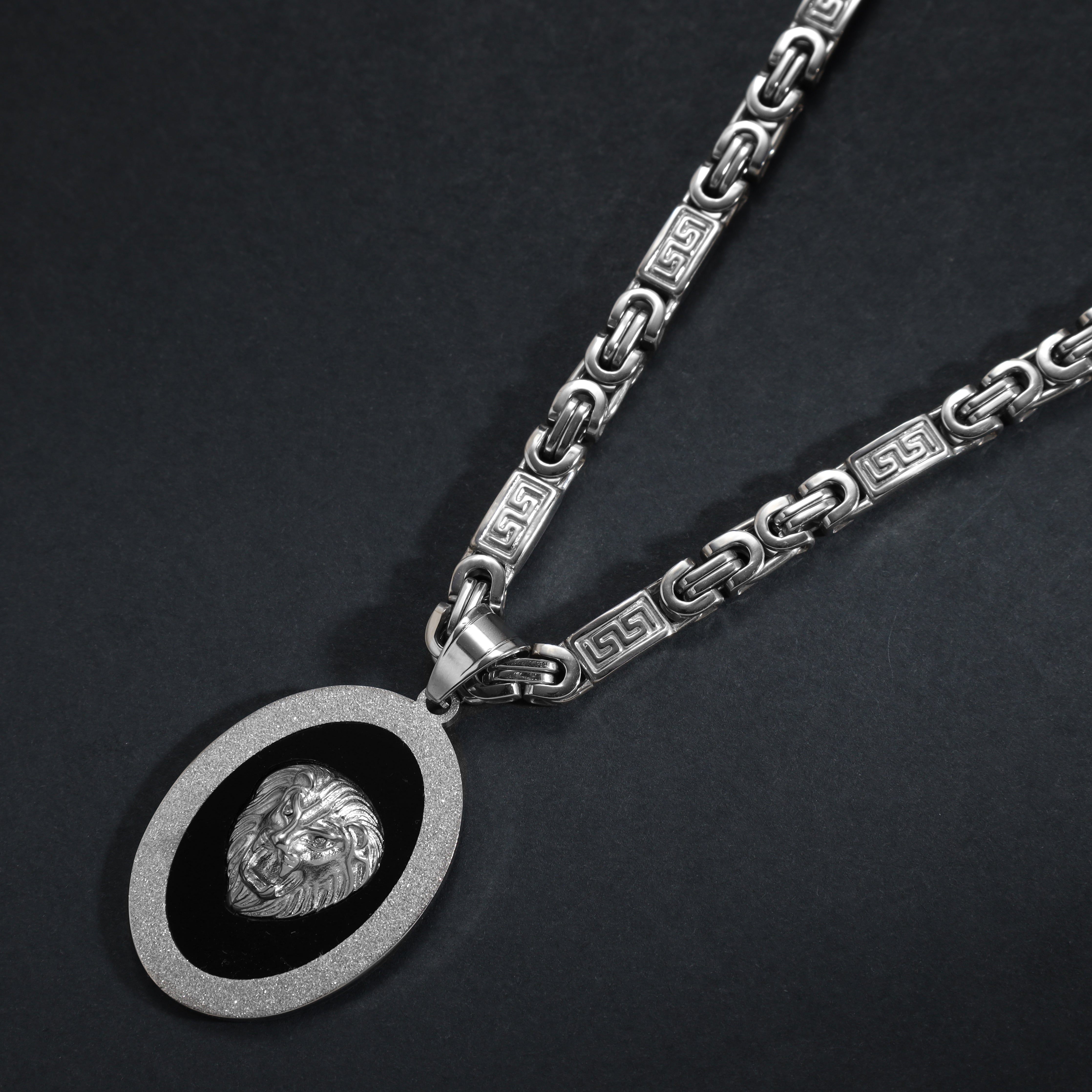 Löwe Anhänger oval aus Edelstahl - Taipan Schmuck