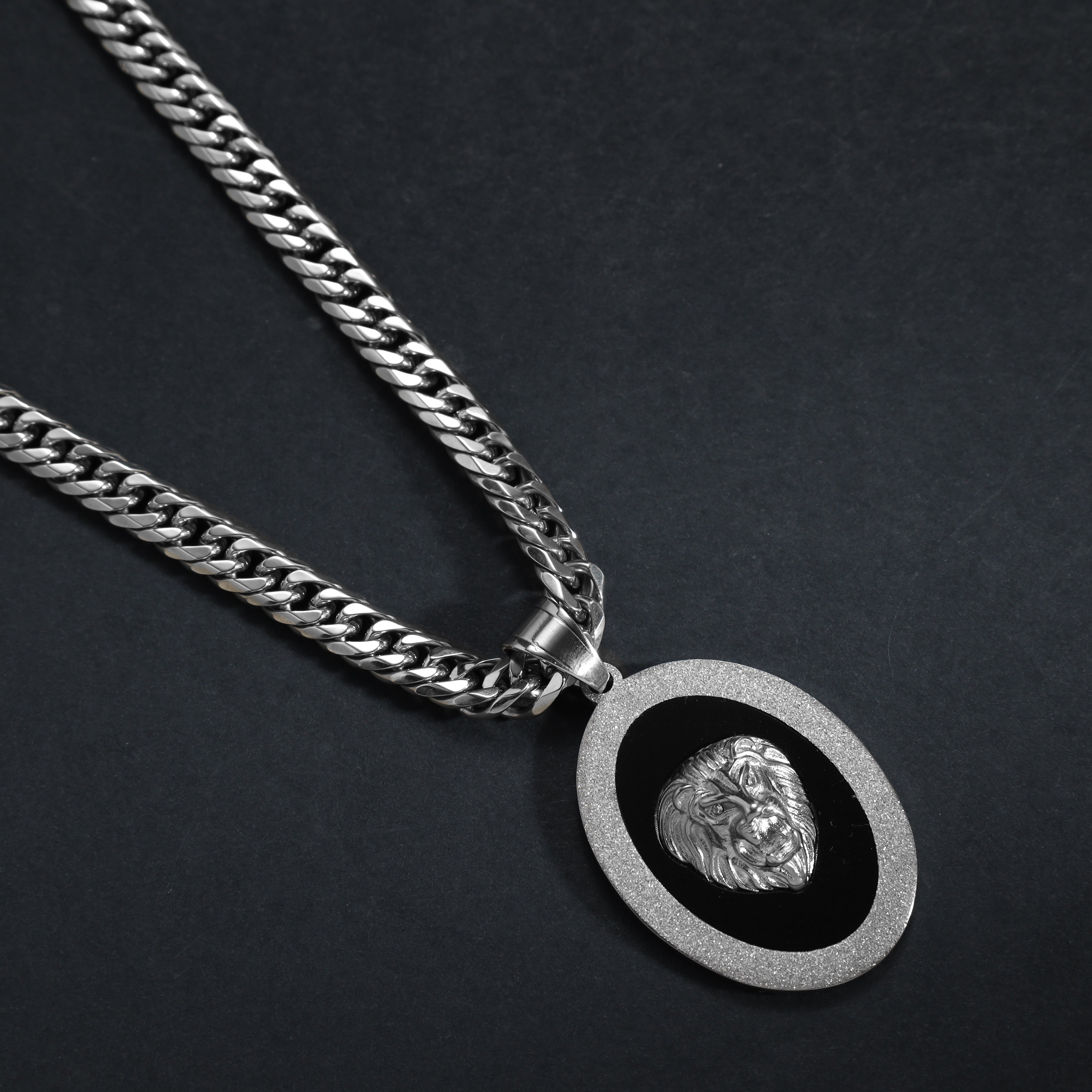 Löwe Anhänger oval aus Edelstahl - Taipan Schmuck
