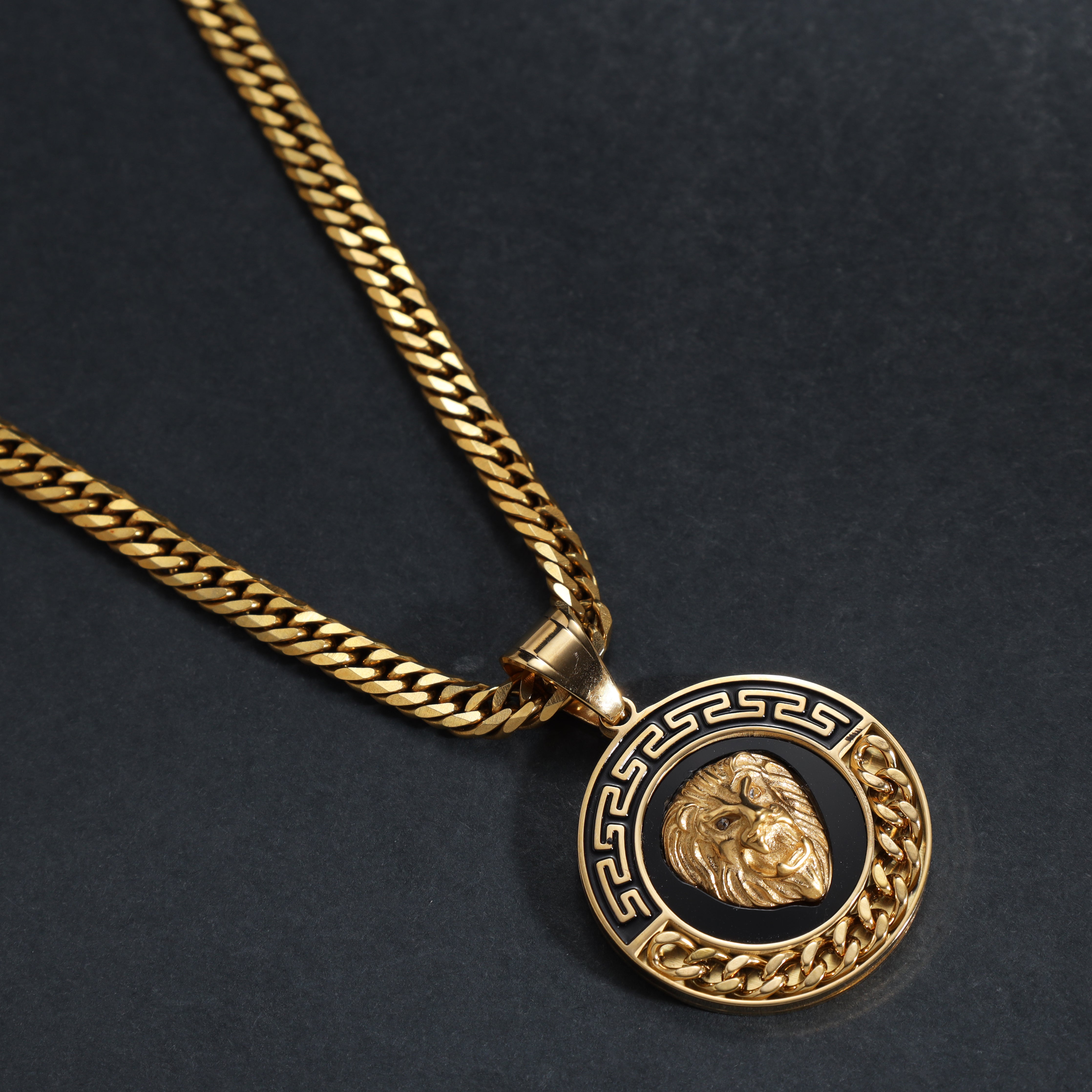 Löwe Anhänger mit Greek Design aus Edelstahl 18K Vergoldet - Taipan Schmuck