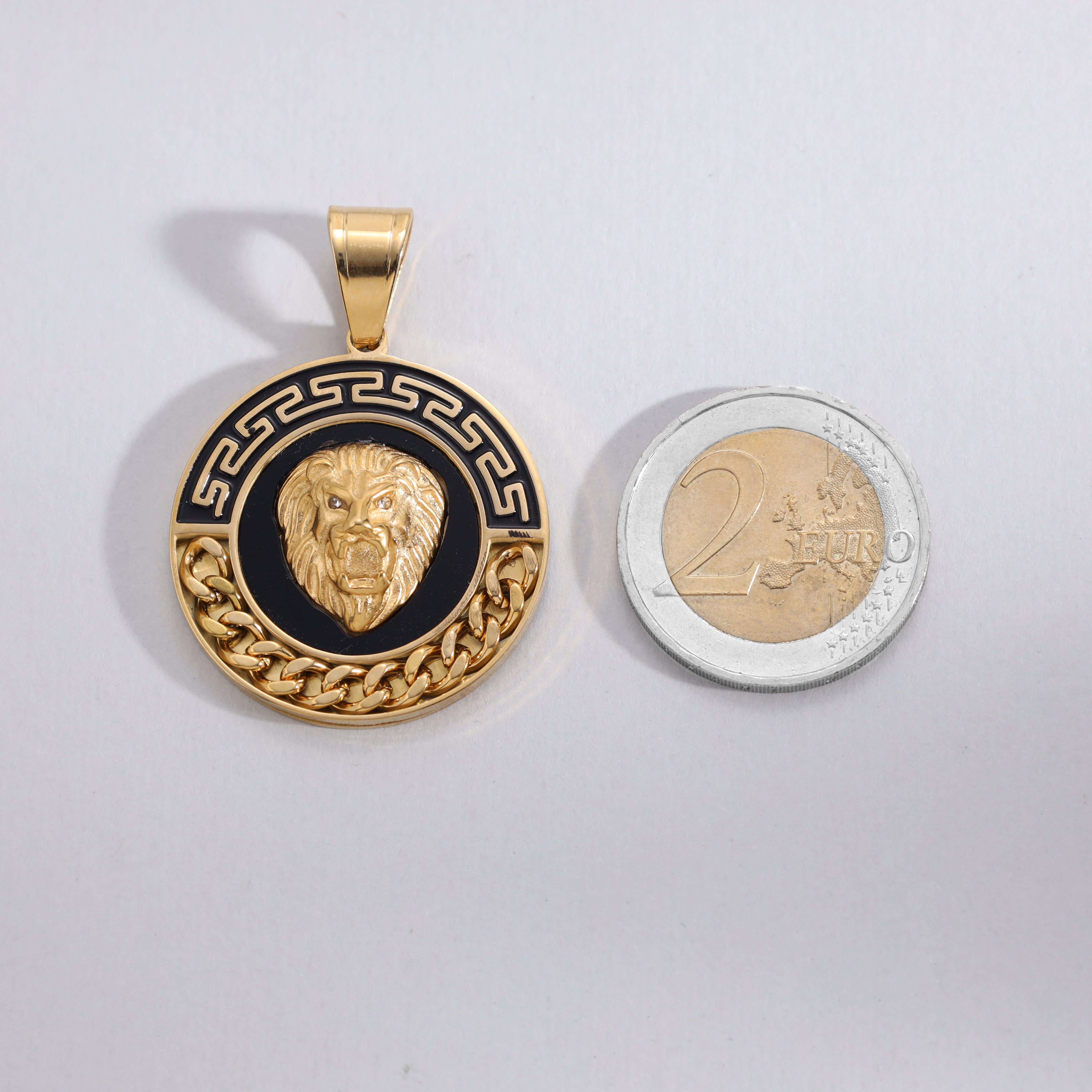 Löwe Anhänger mit Greek Design aus Edelstahl 18K Vergoldet - Taipan Schmuck
