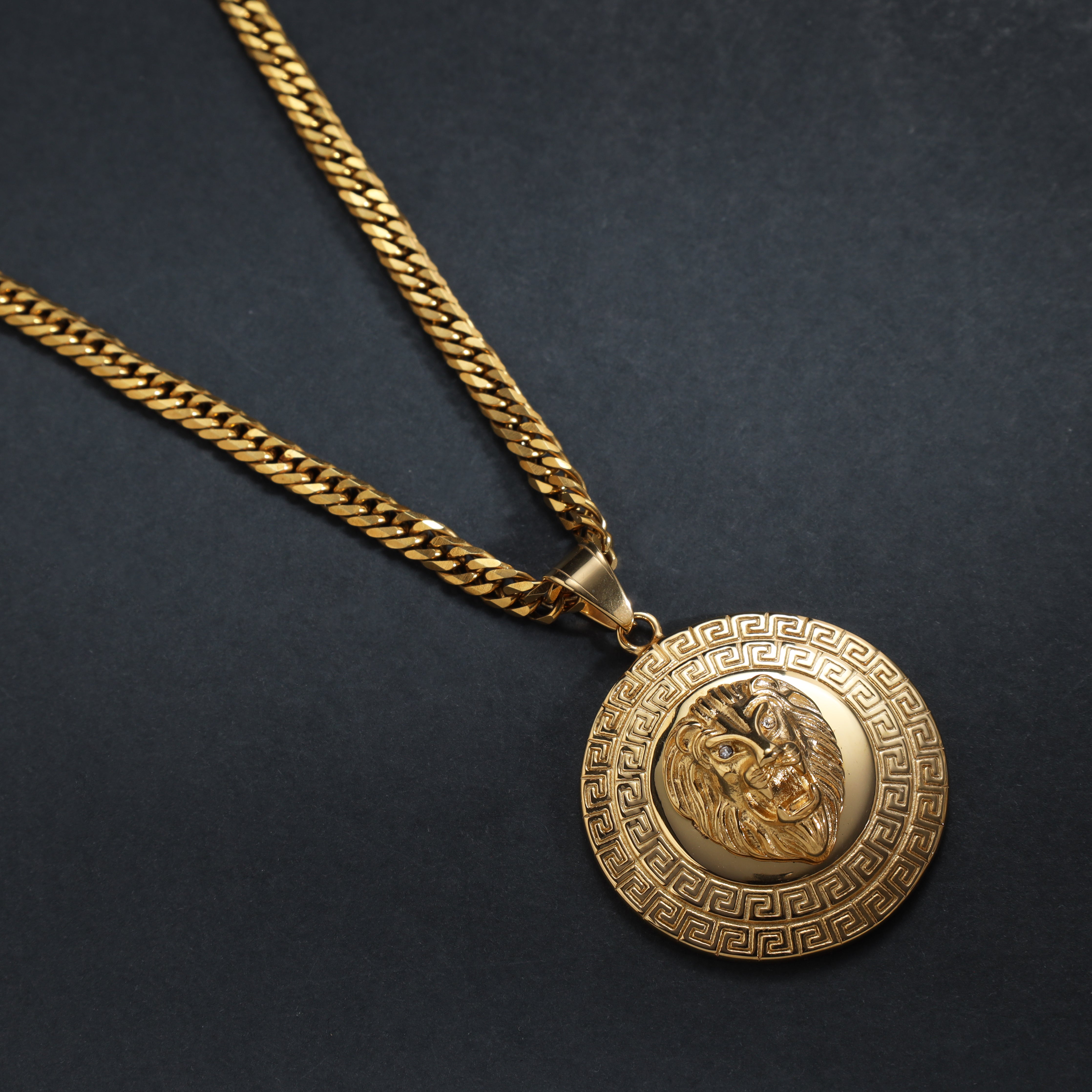 Löwe Anhänger mit Greek Design aus Edelstahl 18K Vergoldet - Taipan Schmuck