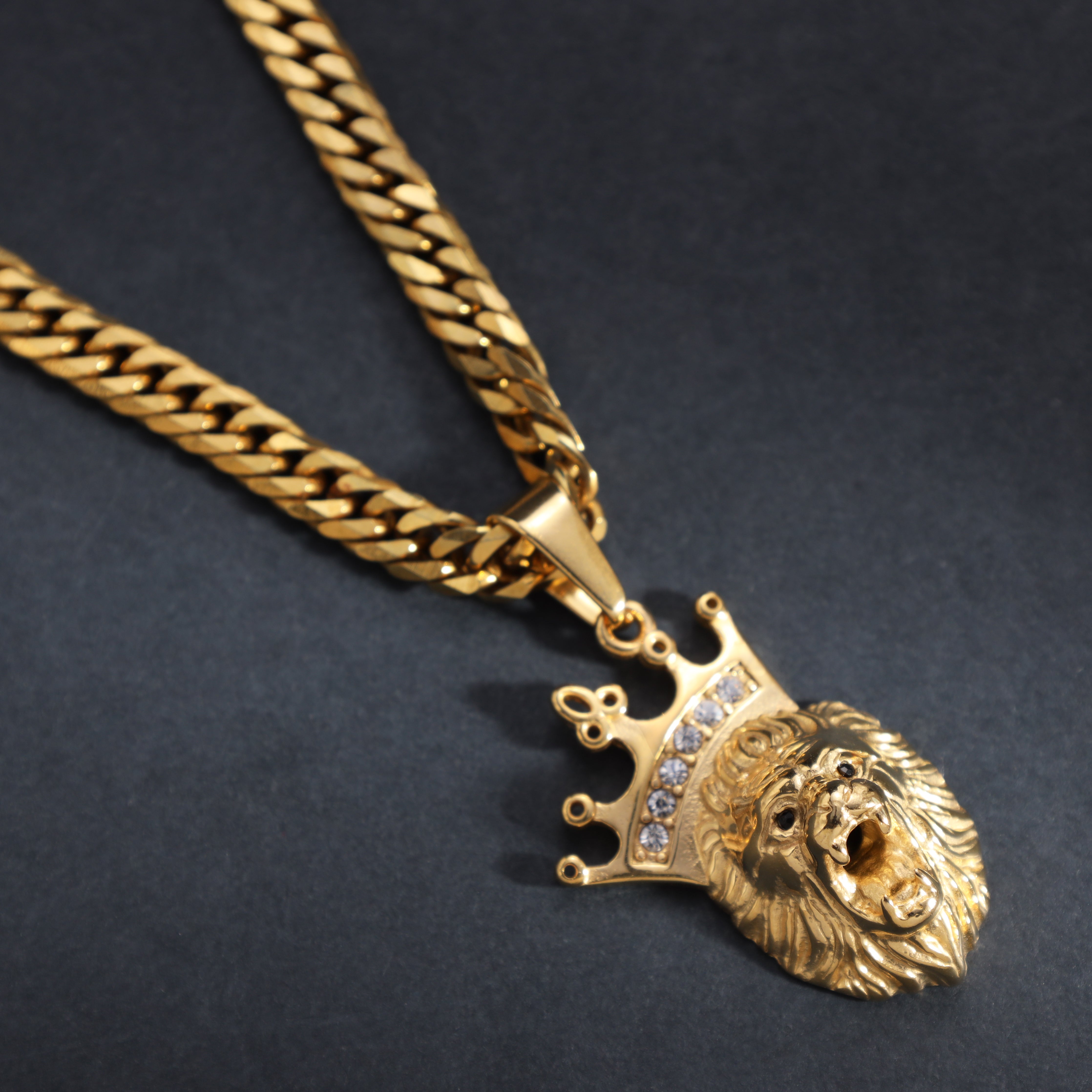 Löwe mit Krone Anhänger aus Edelstahl 18K Vergoldet