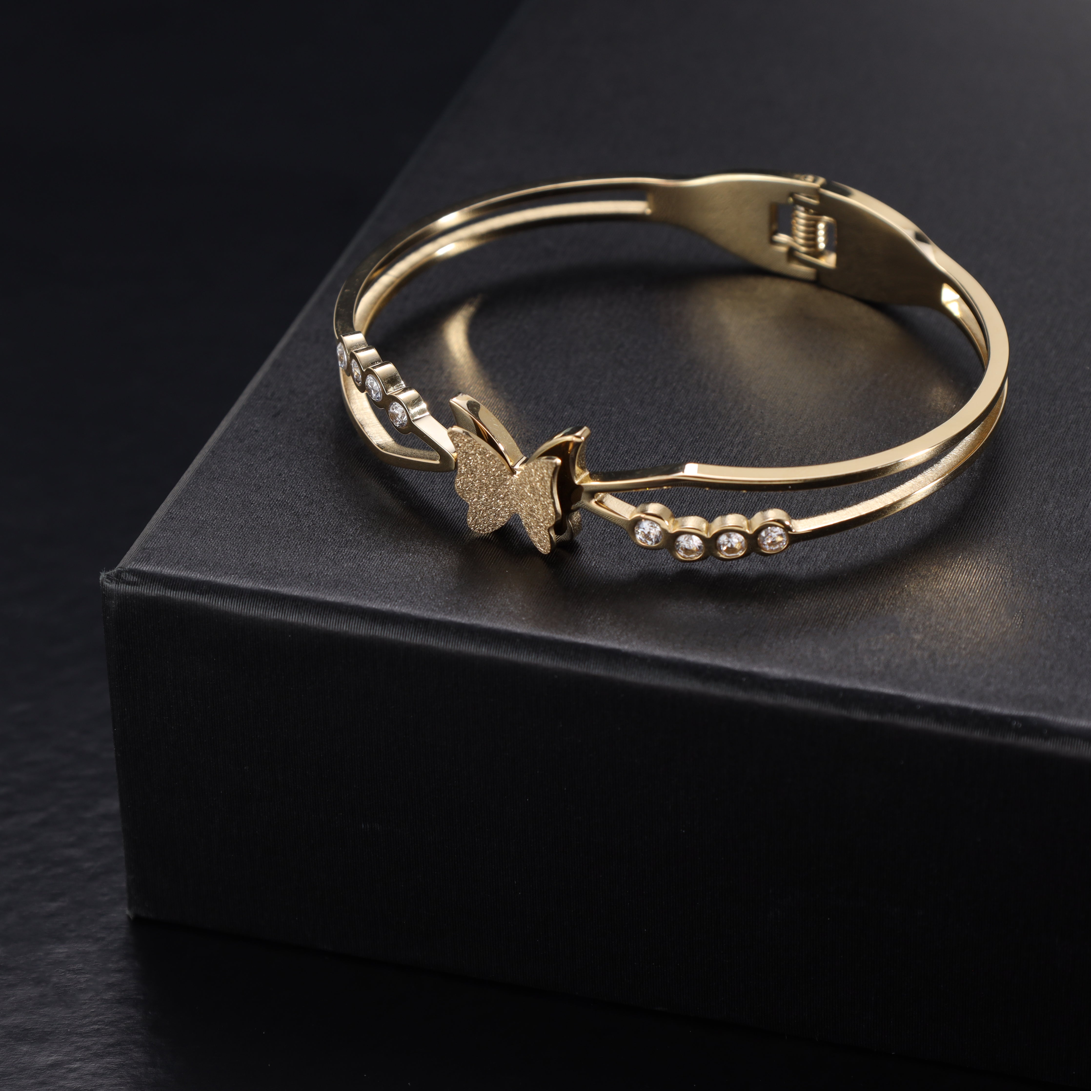 Armreifen armband mit Schmetterling design aus Edelstahl 18K Vergoldet - Taipan Schmuck