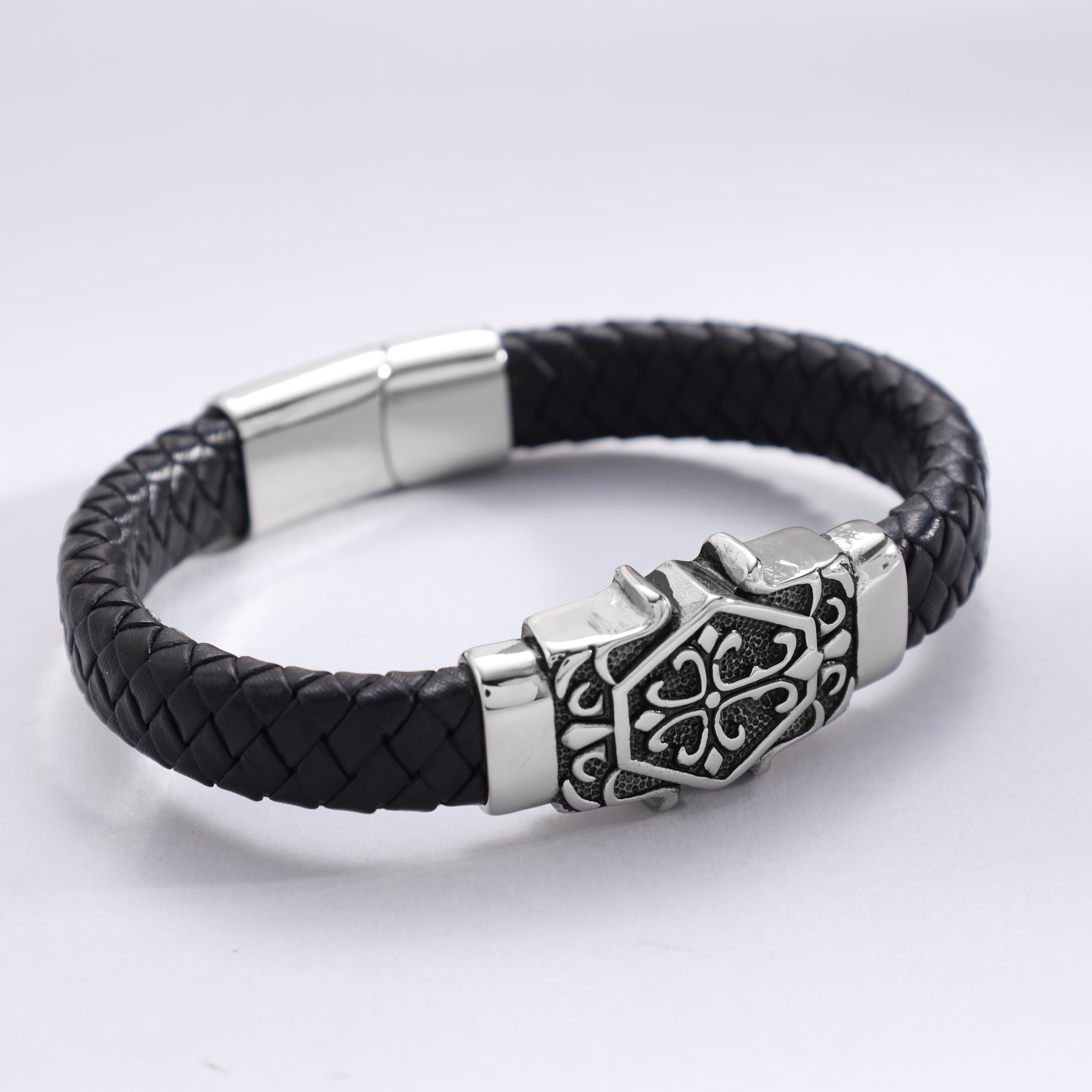 Lederarmband mit Kreuz / Verschluss aus Edelstahl