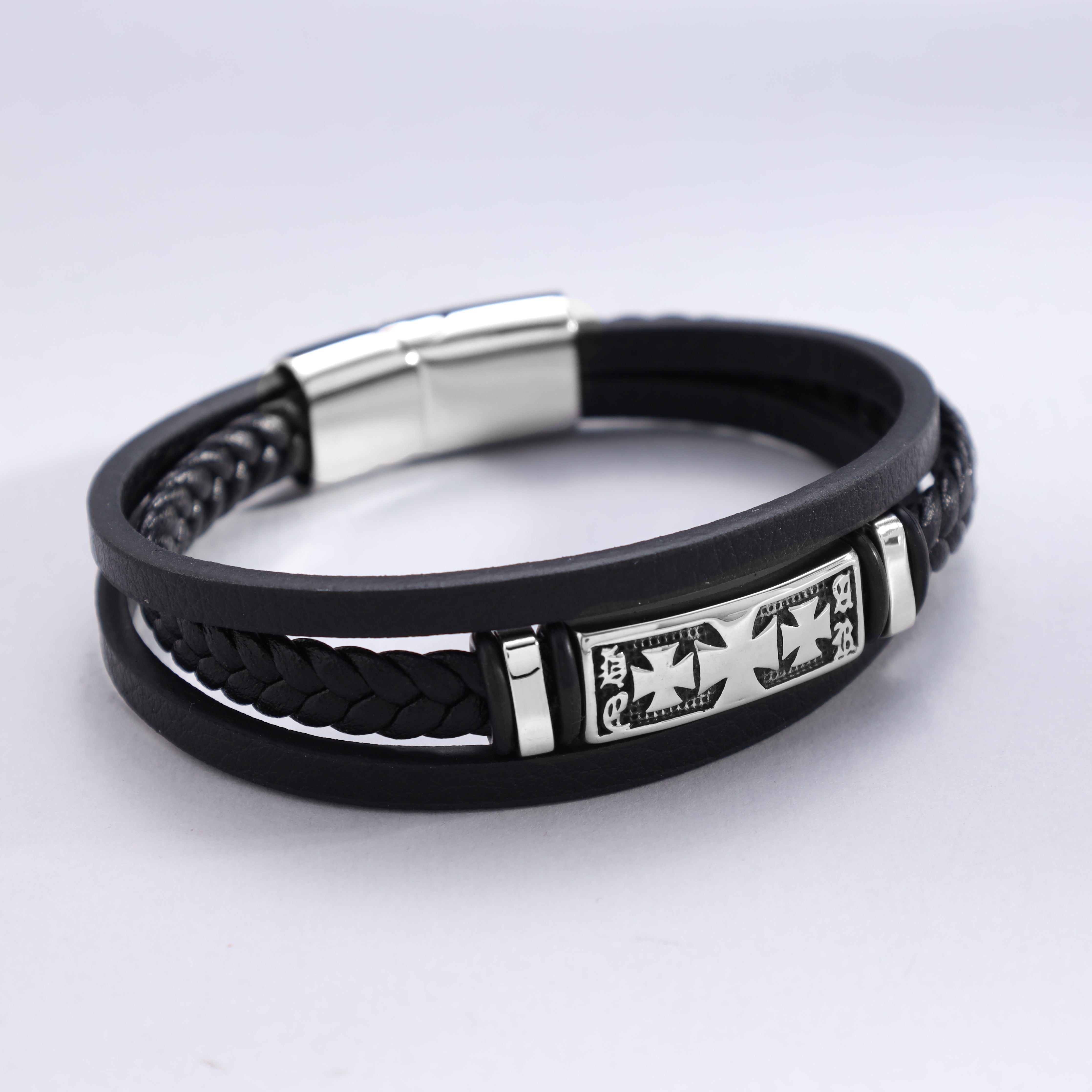 Lederarmband mit Kreuz / Verschluss aus Edelstahl