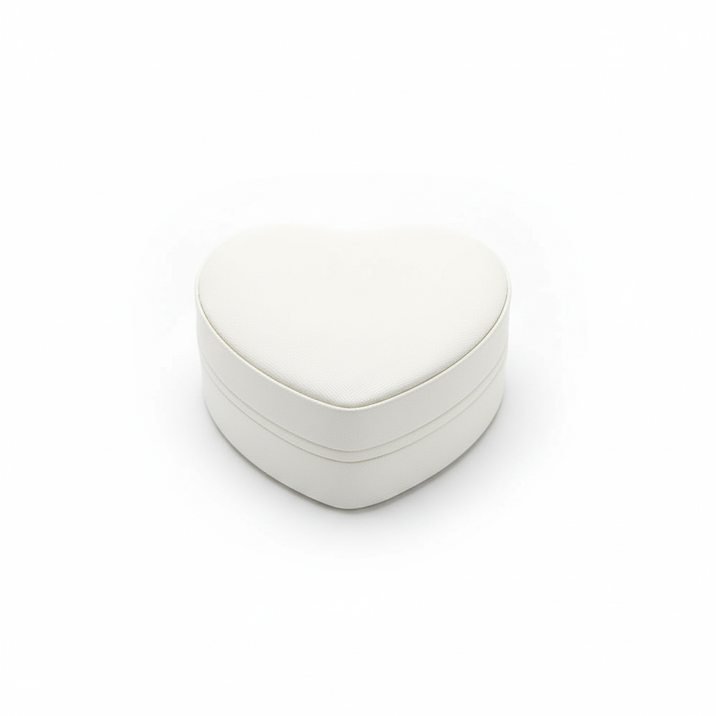 Weiße herzförmige Schmuckbox mit weißem Hintergrund