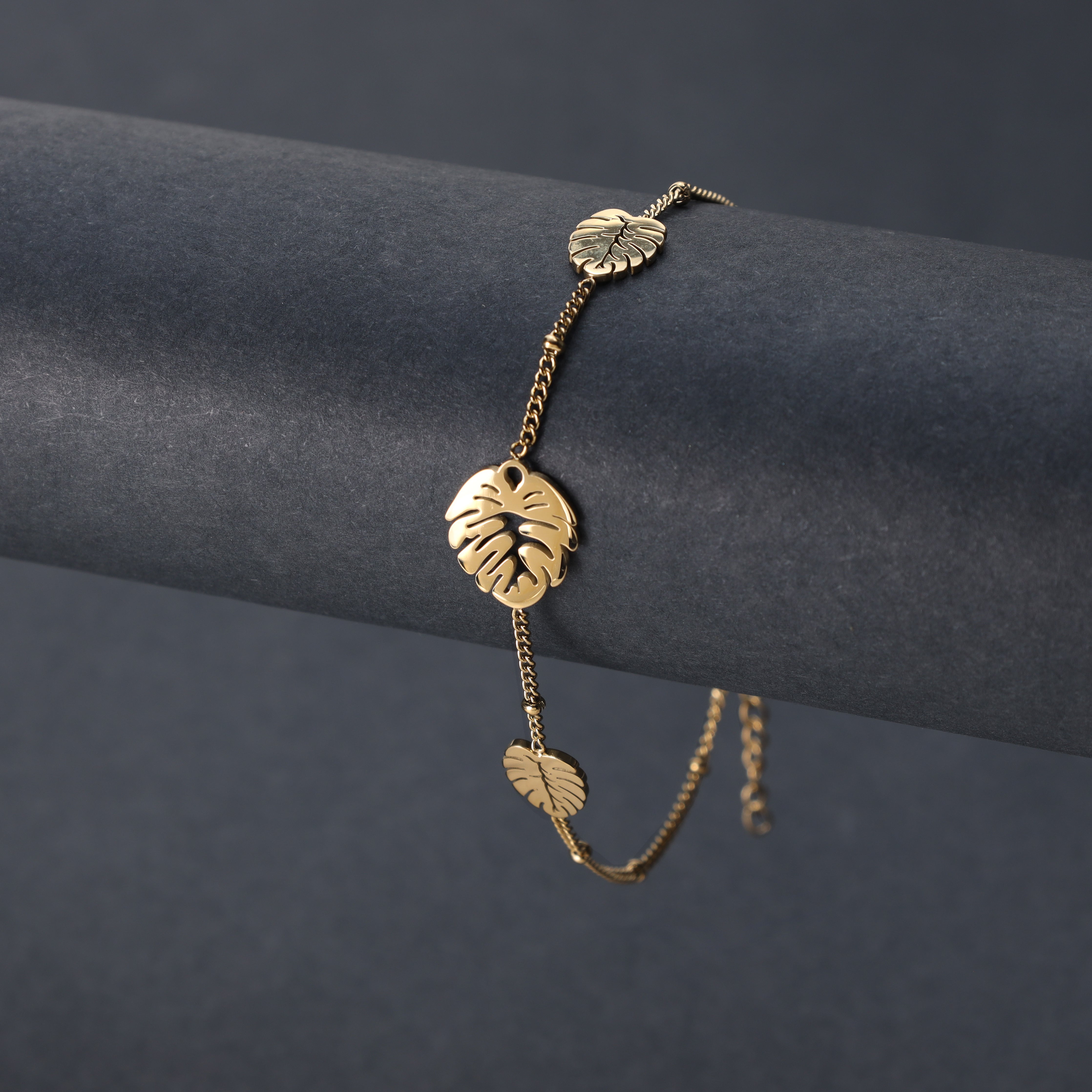 Ladies curb chain bracelet with leaf motif made of stainless steel 14K gold plated 