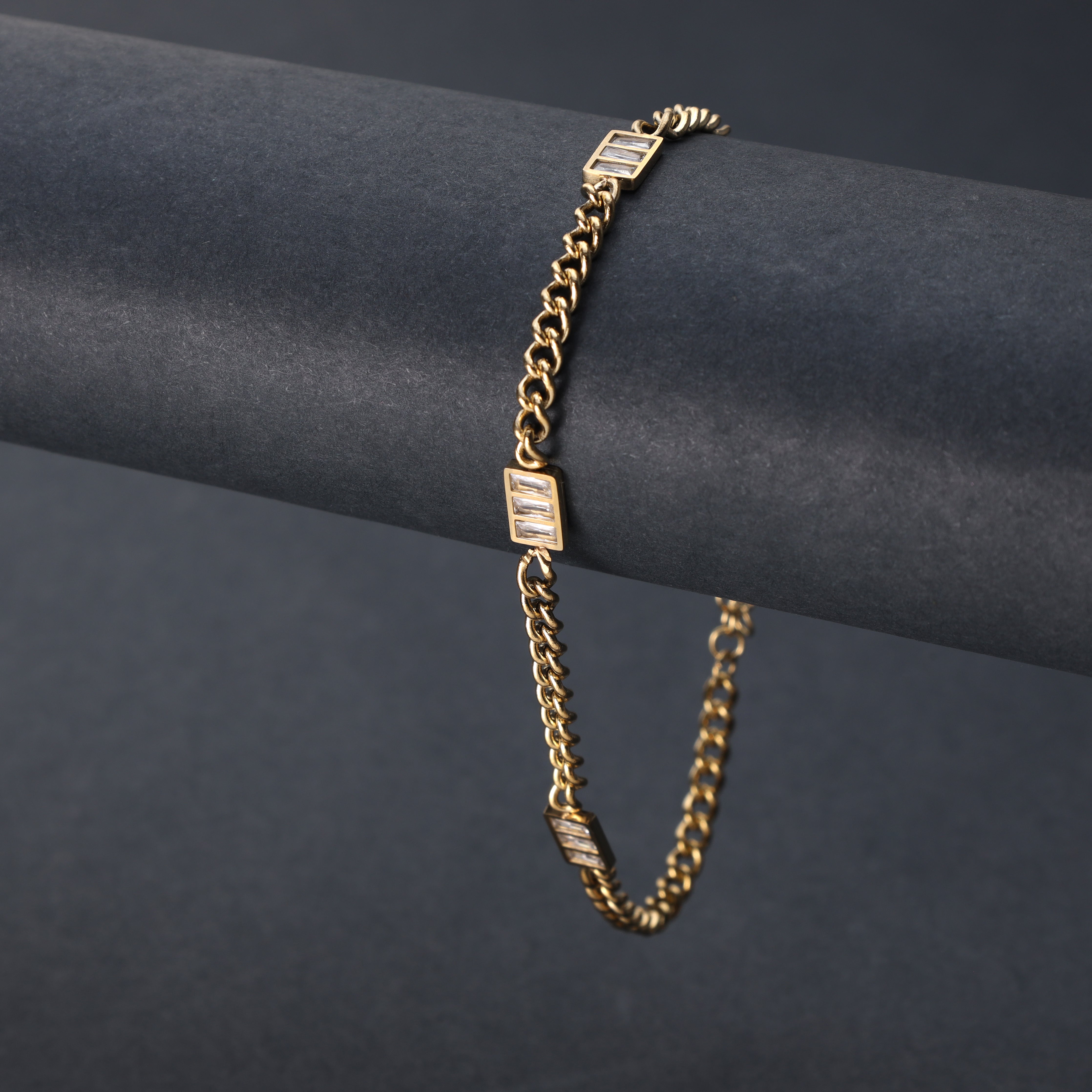 Ladies curb chain bracelet made of stainless steel 14K gold plated 