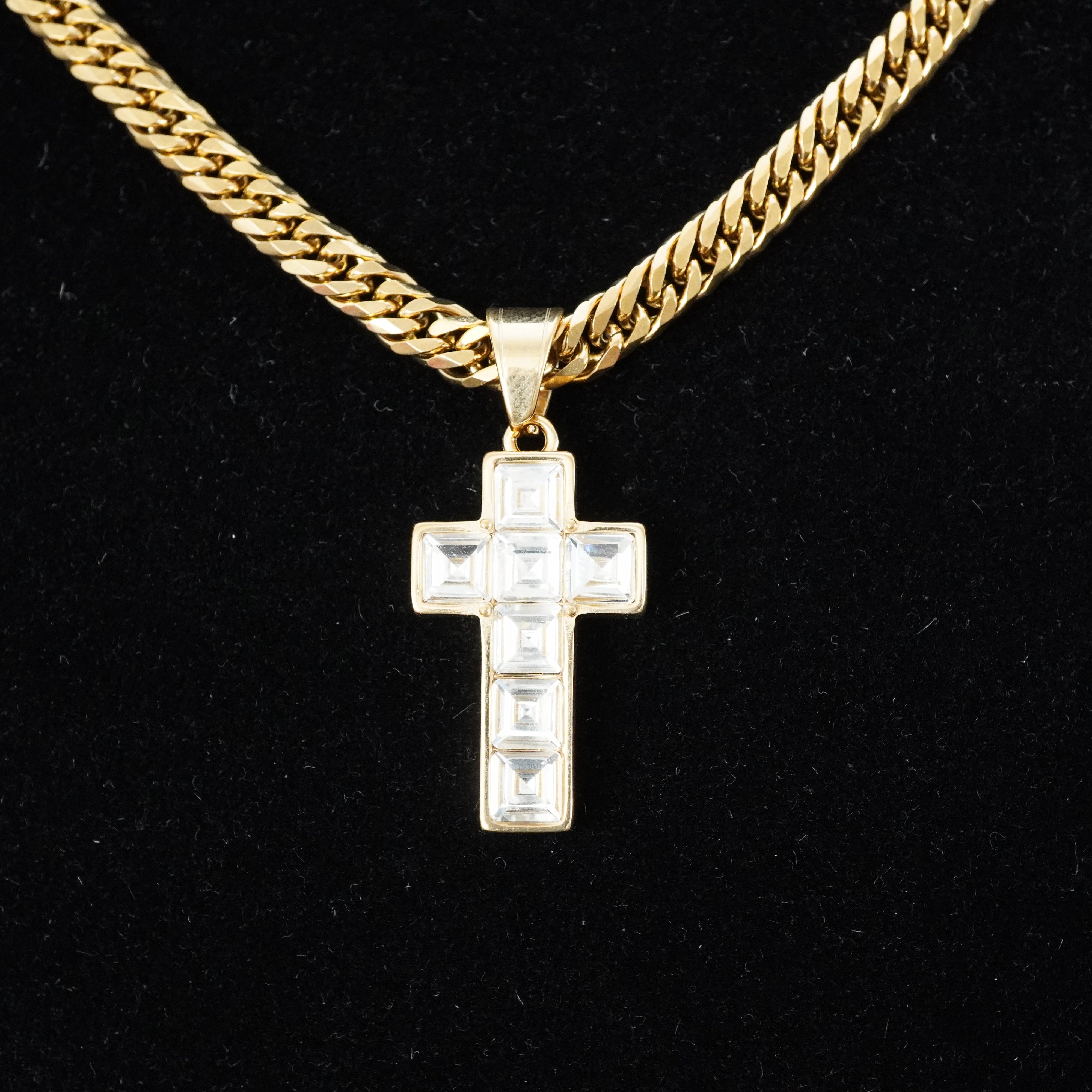 Kreuz Anhänger Iced Out Stil aus Edelstahl vergoldet