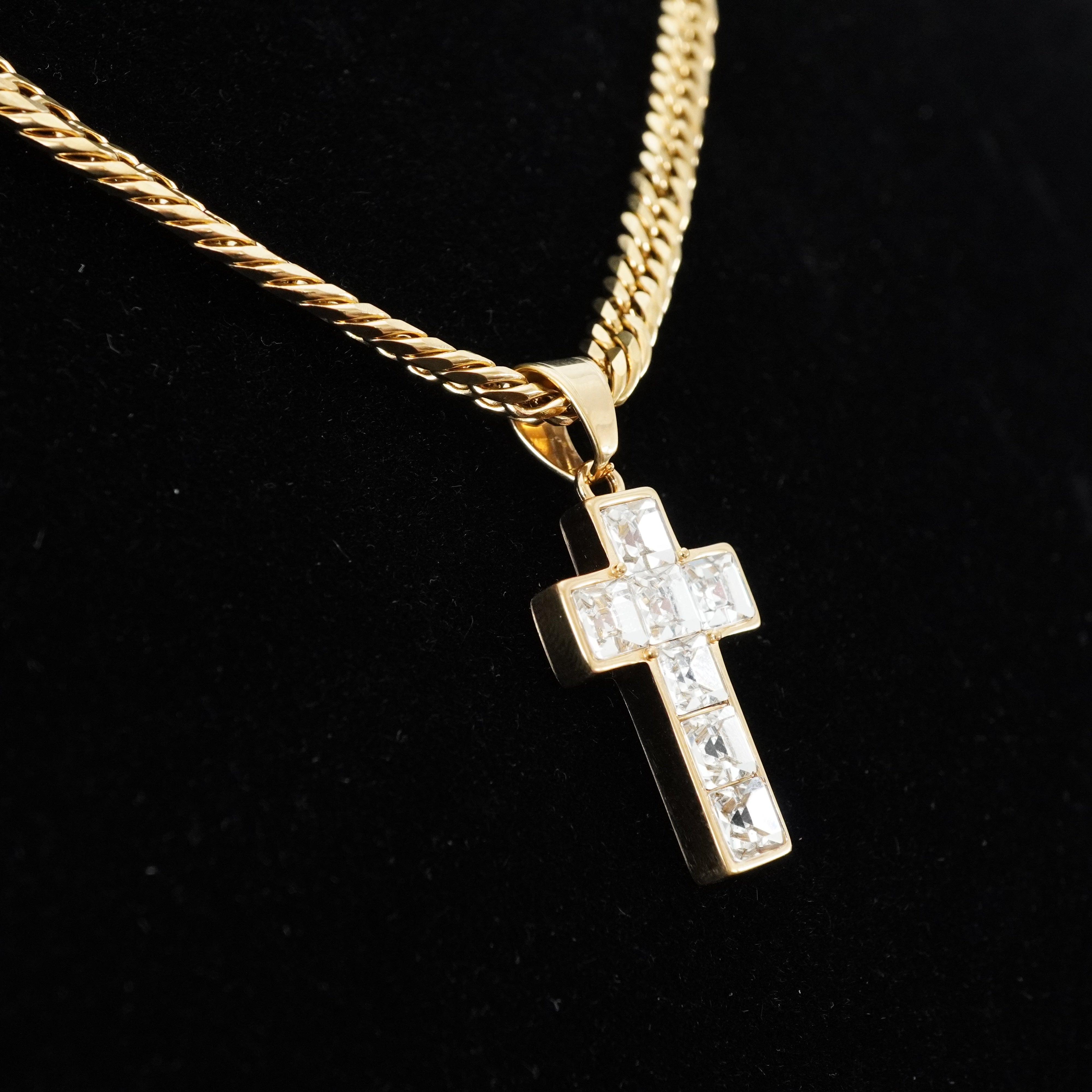 Kreuz Anhänger Iced Out Stil aus Edelstahl vergoldet