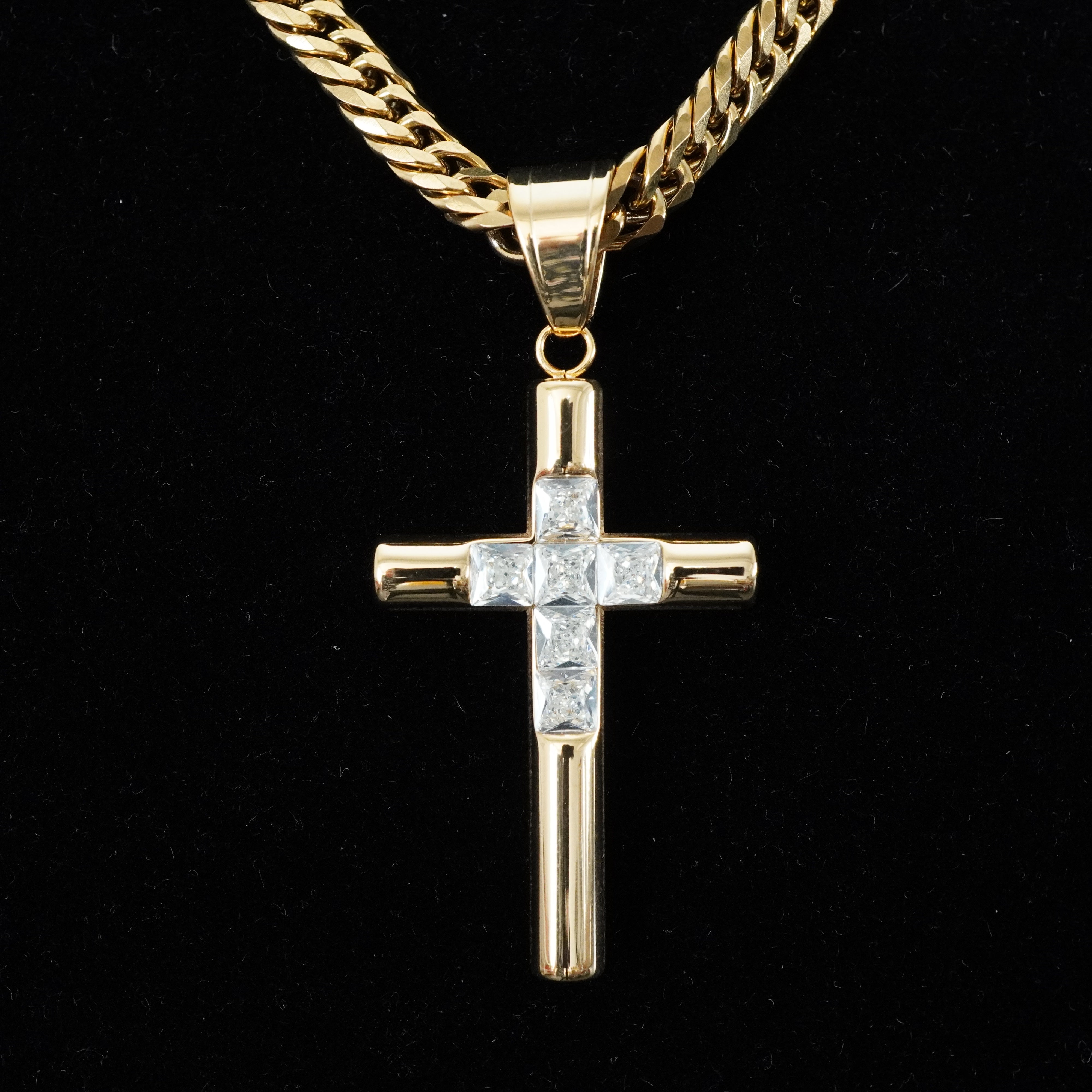 Kreuz Anhänger Iced Out Stil aus Edelstahl vergoldet