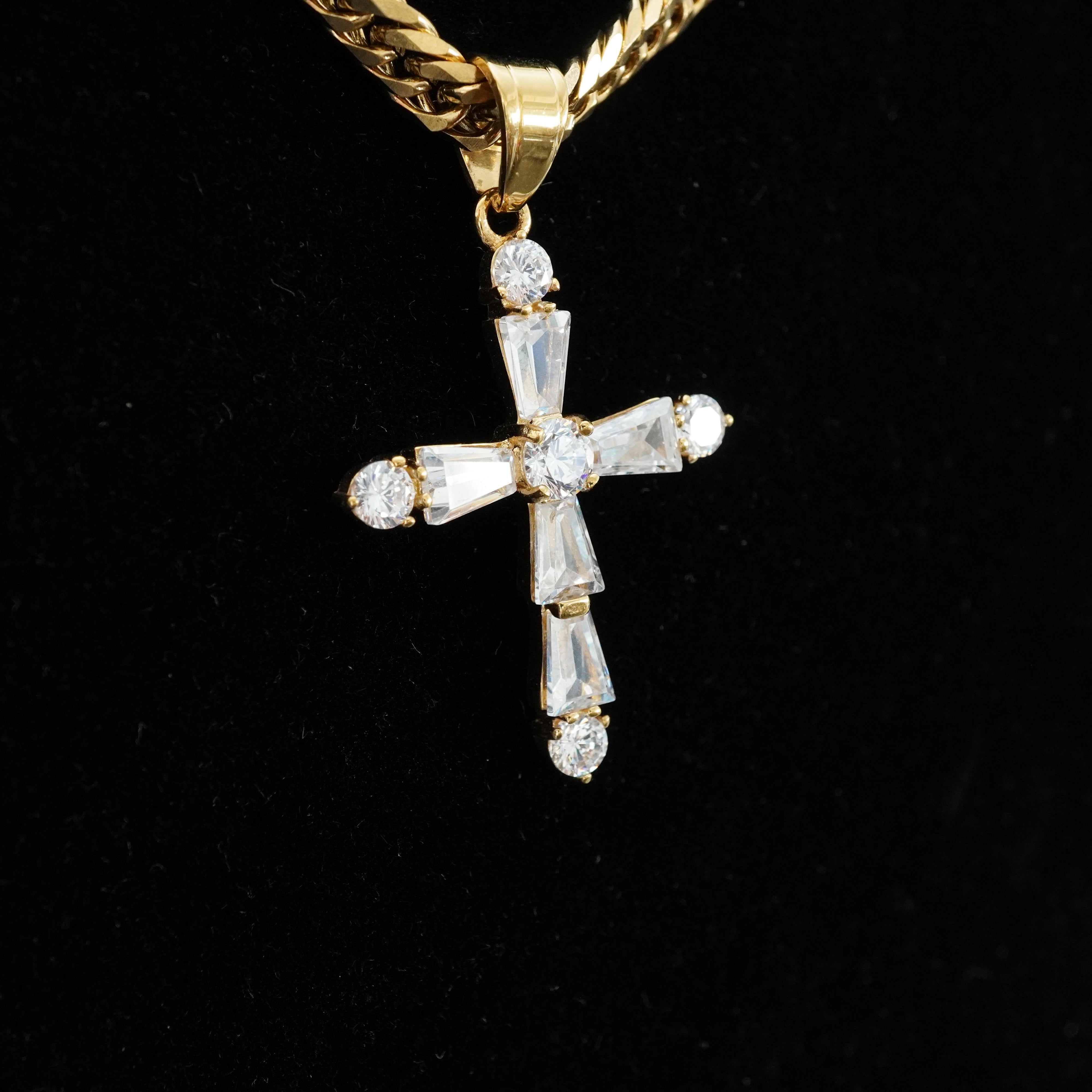 Kreuz Anhänger Iced Out Stil aus Edelstahl vergoldet