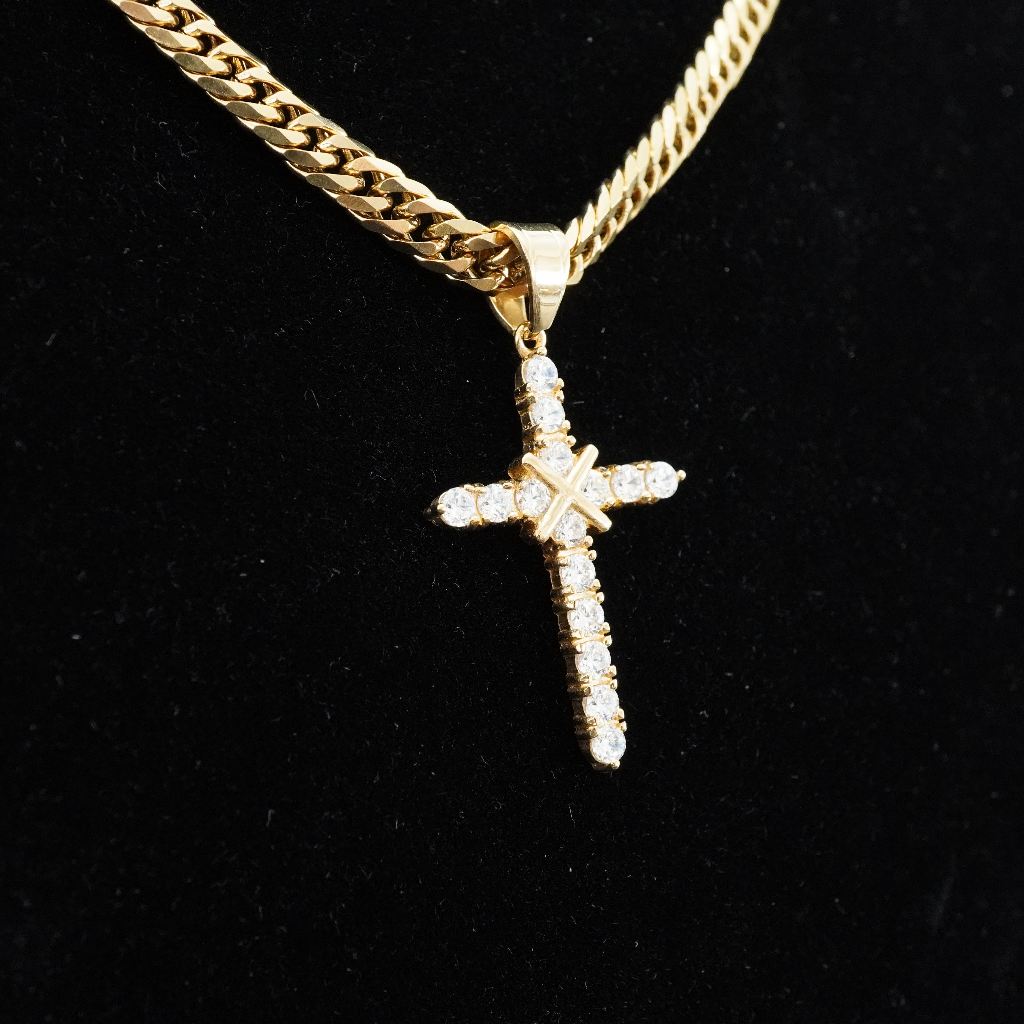 Kreuz Anhänger Iced Out Stil aus Edelstahl vergoldet