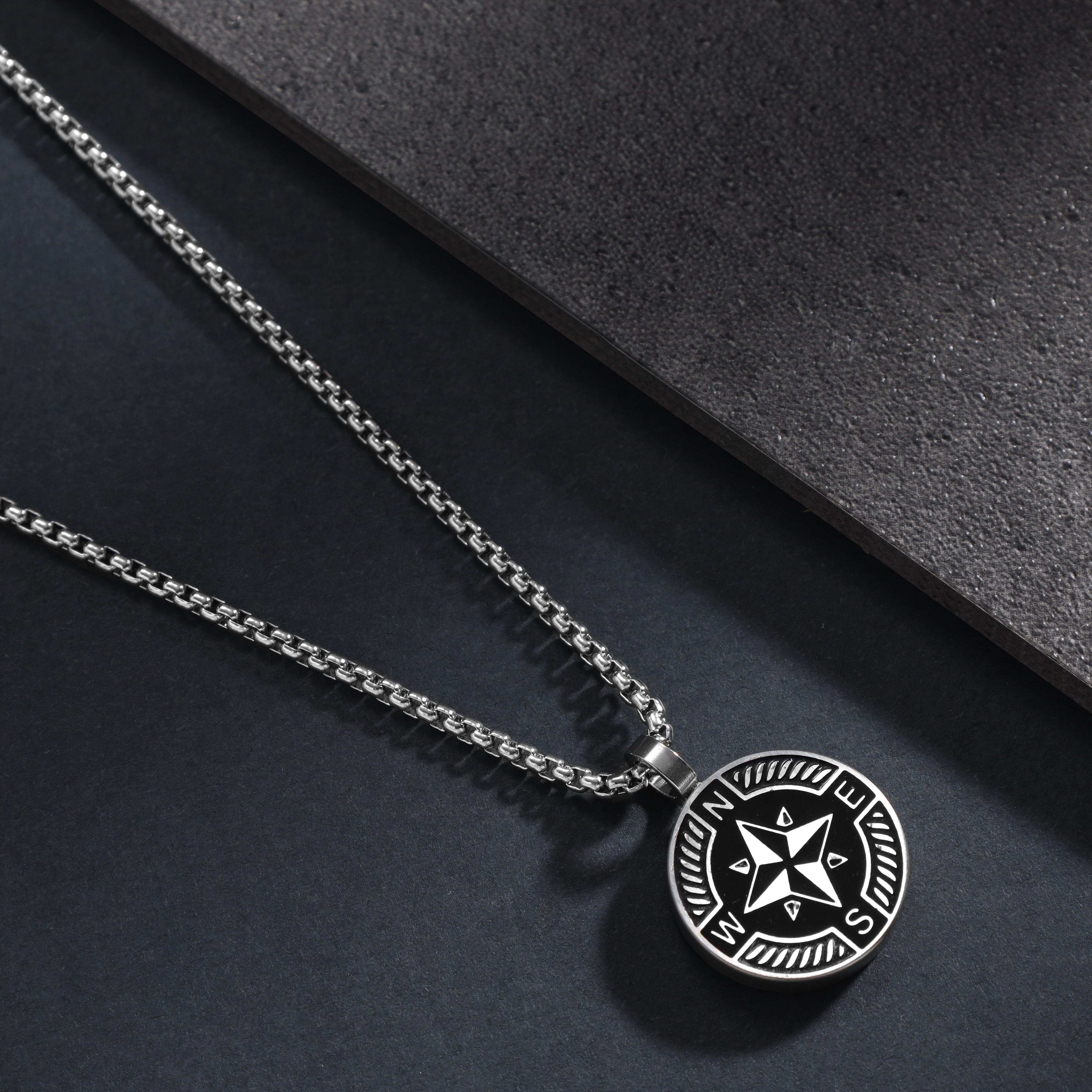 Box Chain Necklace with Compass Pendant made of Stainless Steel